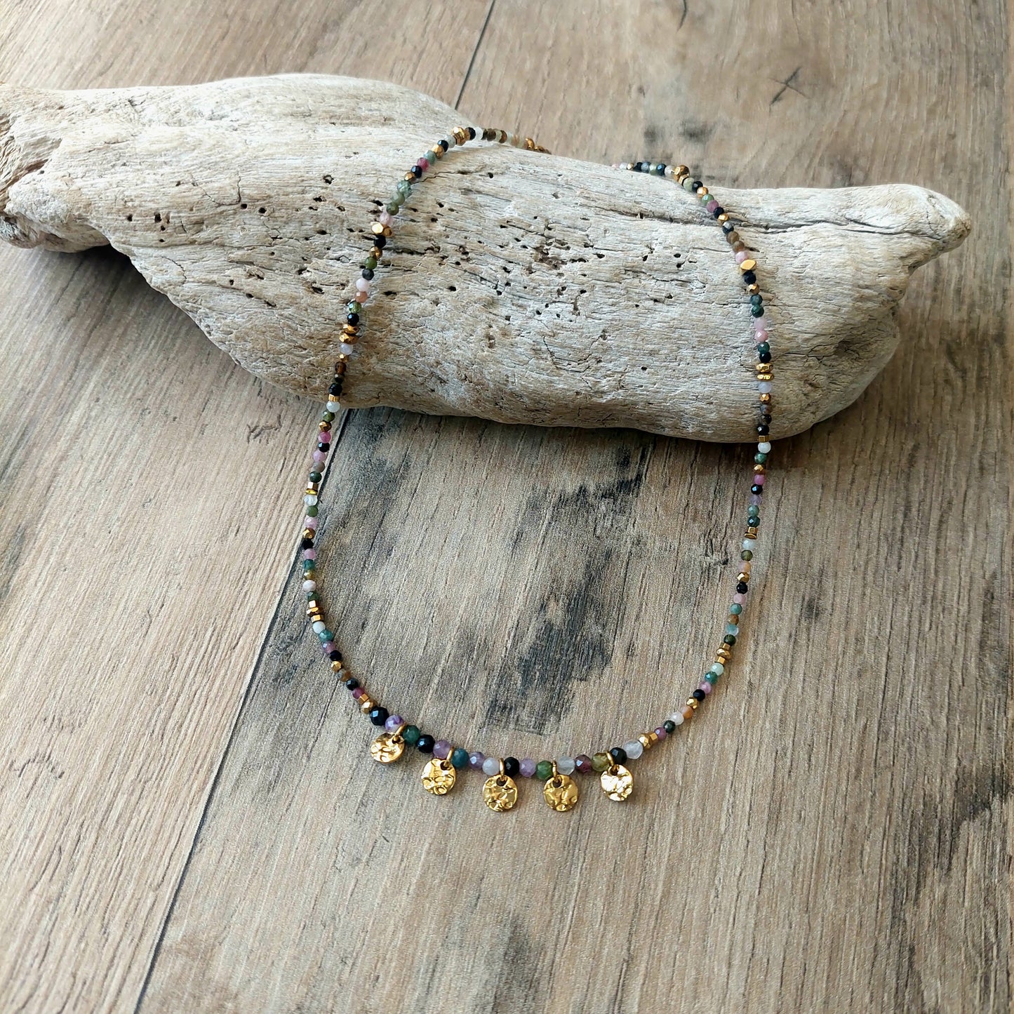 bijou pour femme style bohème collier ras de cou fait main en modèle unique tourmalines
