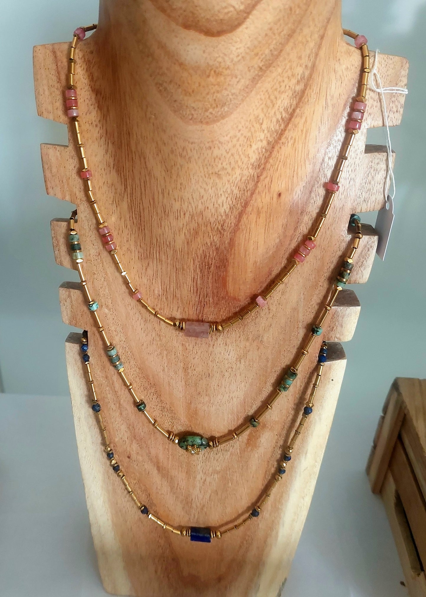 3 modèles de colliers bohèmes exposés sur présentoir naturel bijoux tendance femme faits main celisamm creations