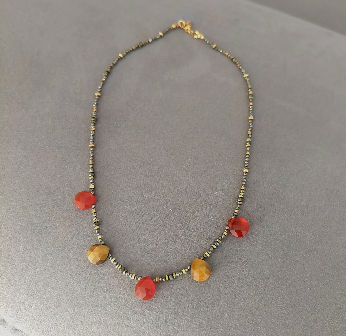 Collier tendance en gros plan bijou bohème pierres naturelles et acier