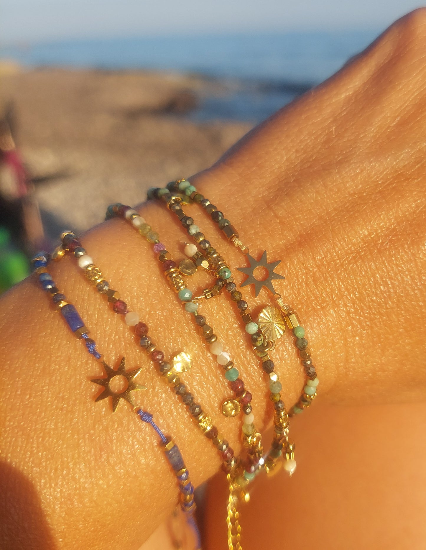 Accumulation de bracelets fins celisamm creations au style bohème chic perles de pierres naturelles et acier inoxydable