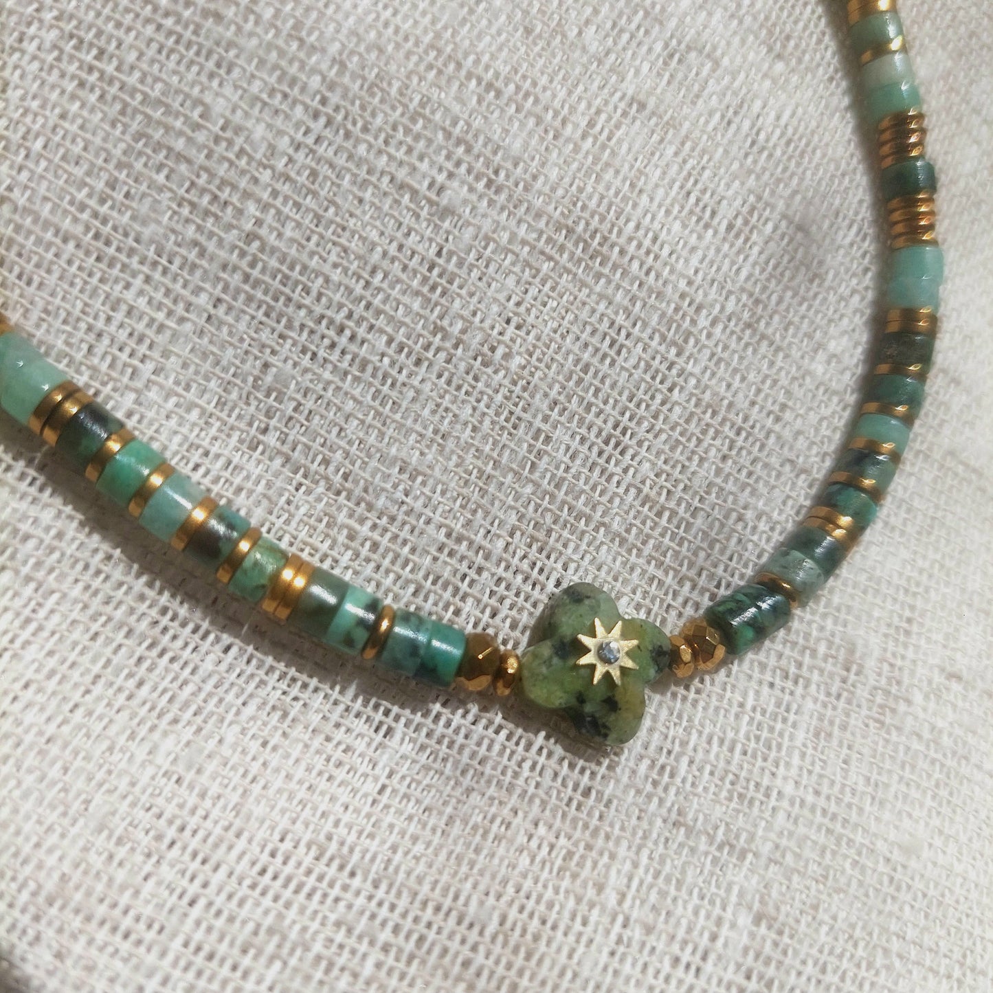 Gros plan sur ces magnifiques perles en pierres naturelles de turquoise africaine et amazonite