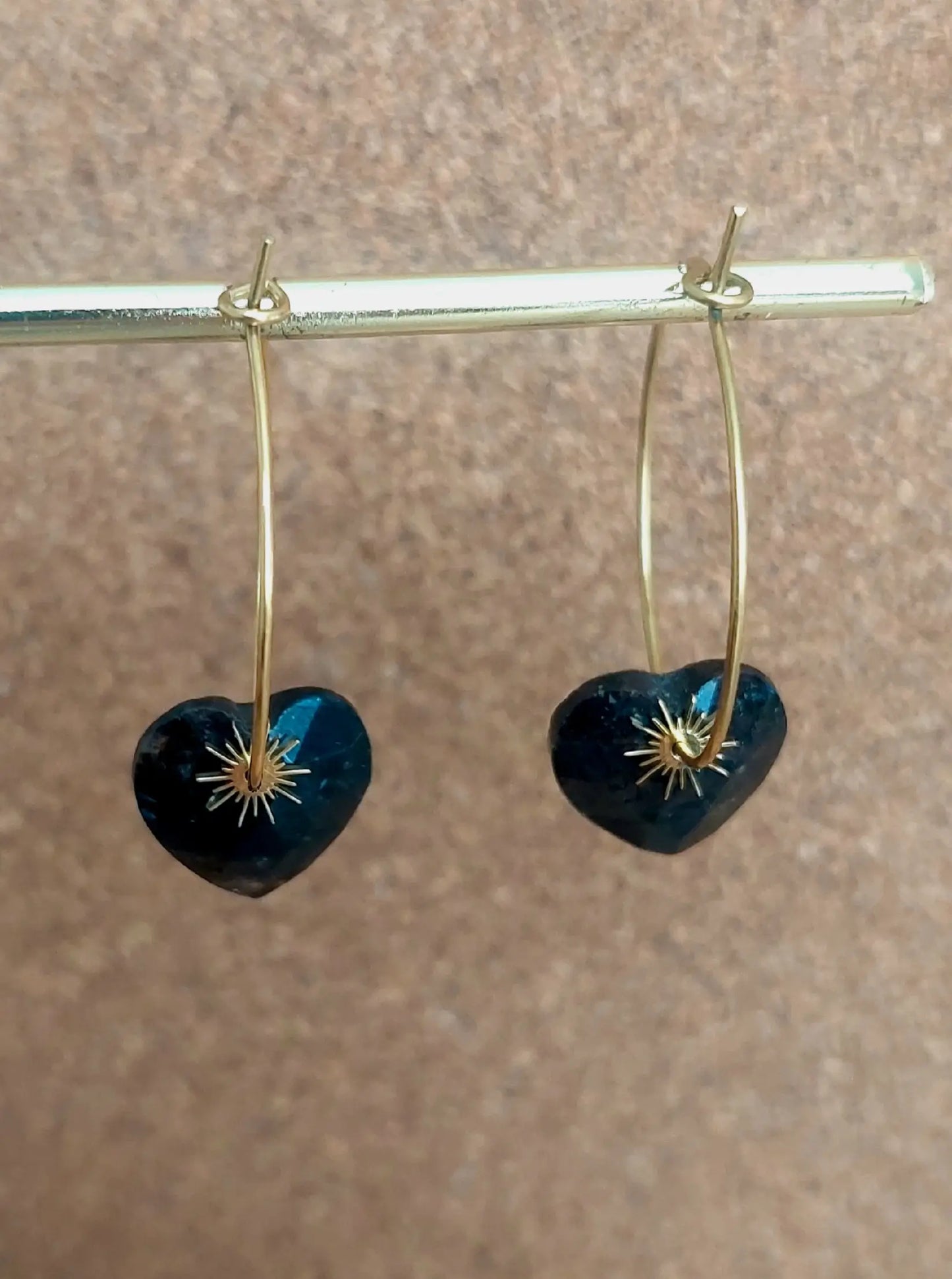 Boucles d'oreilles bohèmes créoles en acier inoxydable  cœur en tourmaline noire et pampille soleil dorée.