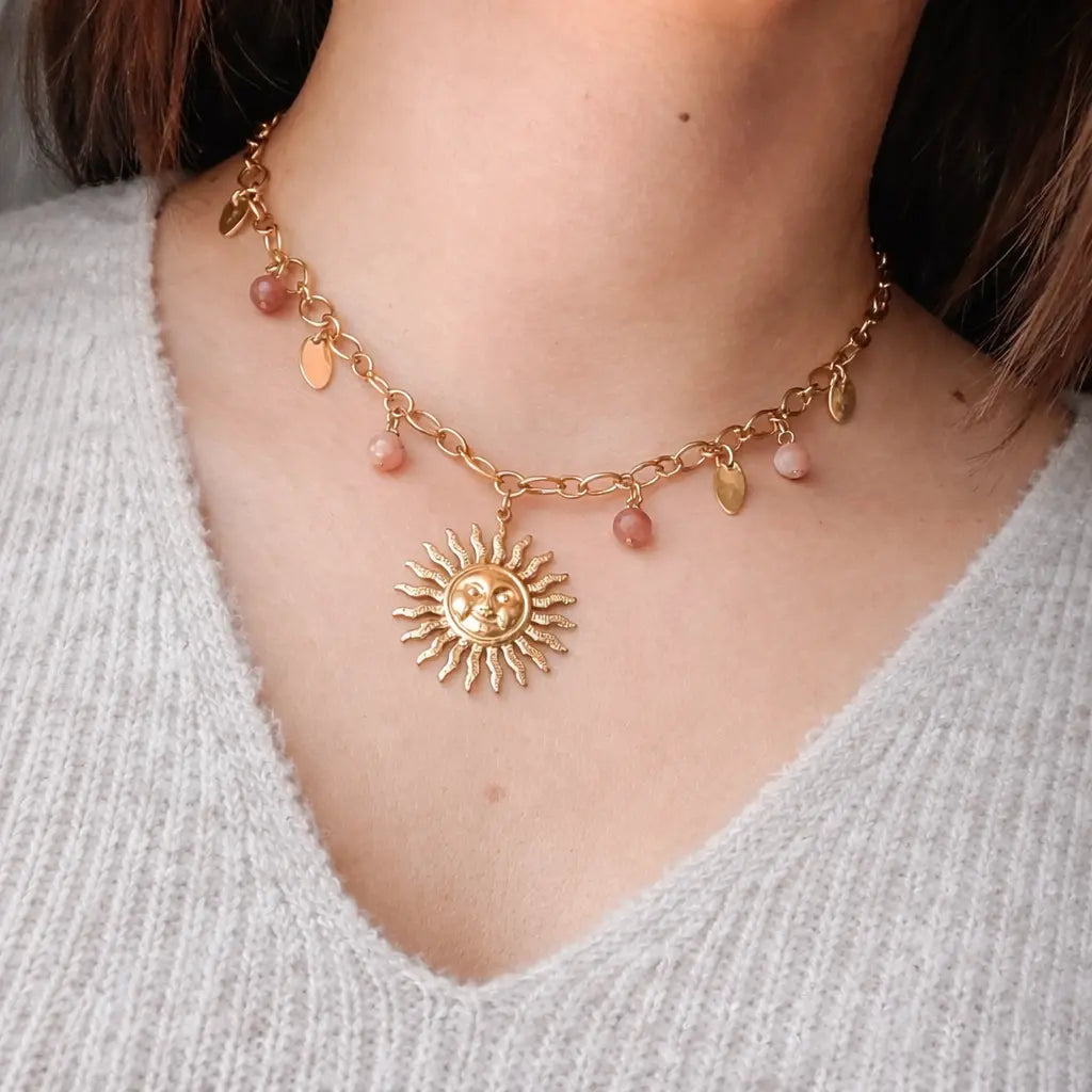 Collier bohème fait main en acier inoxydable avec pendentif soleil et pierres de soleil naturelles porté autour du cou