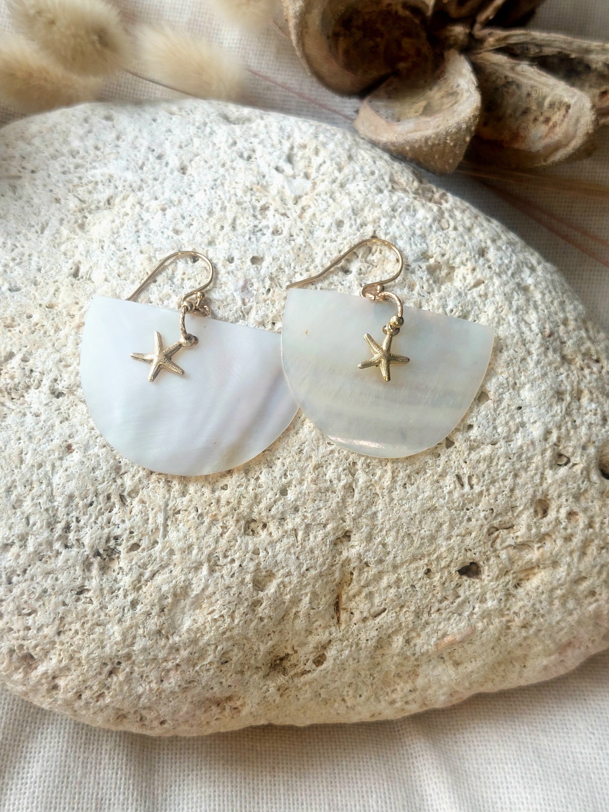 Boucles d’oreilles nacre naturelle – bijou bohème artisanal goldfilled