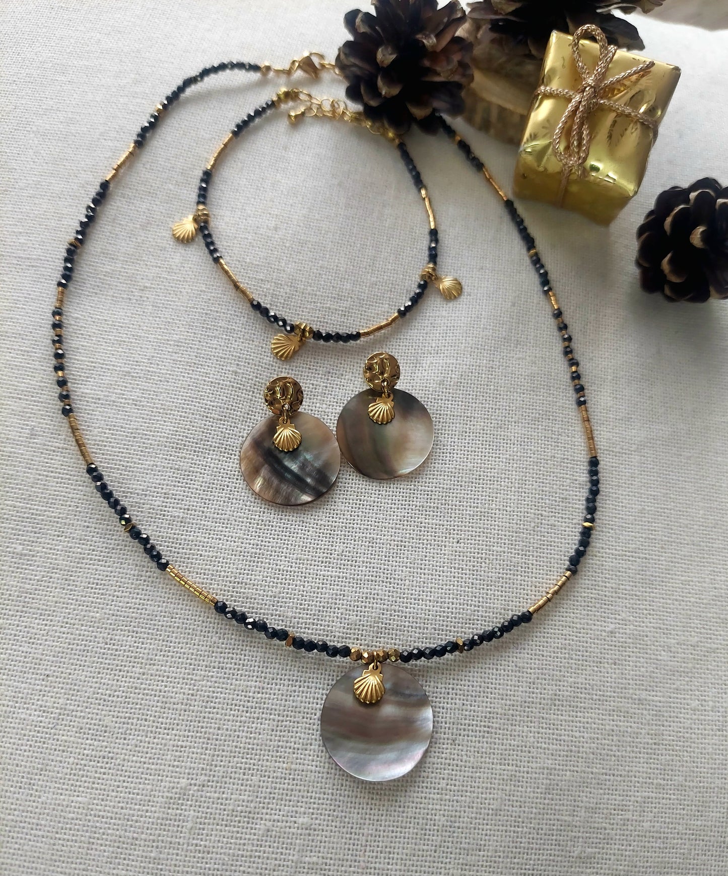 Collier Bohème pendentif nacre grise