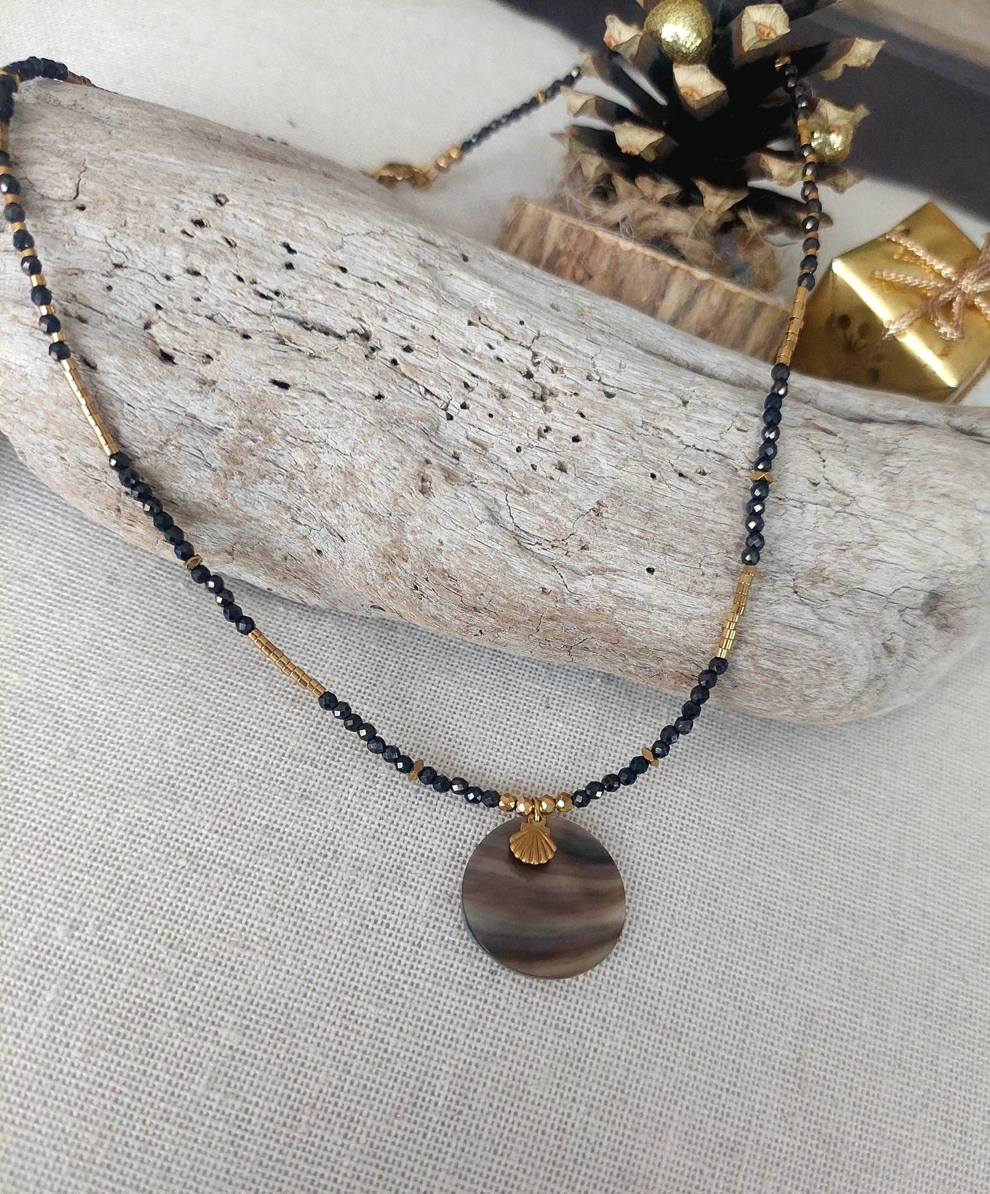 Collier Bohème pendentif nacre grise