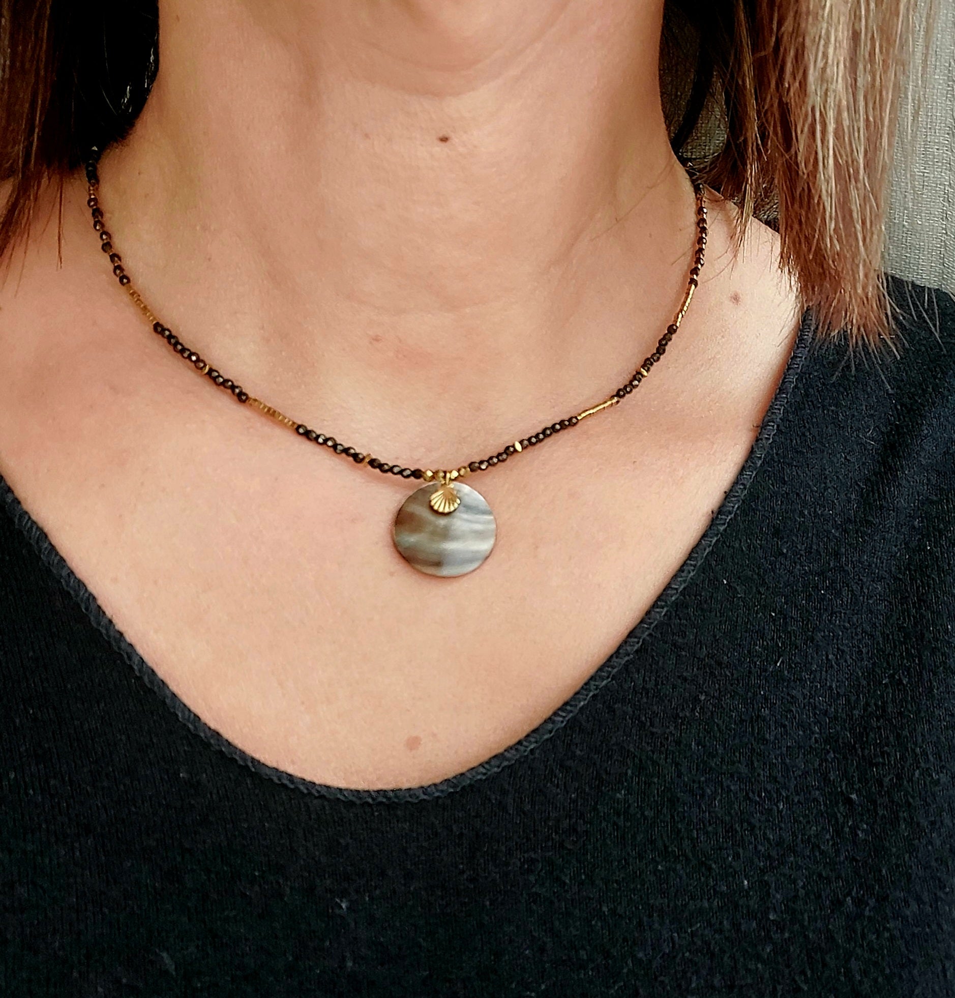 Ras de cou nacre hématites dorees finition acier inoxydable 