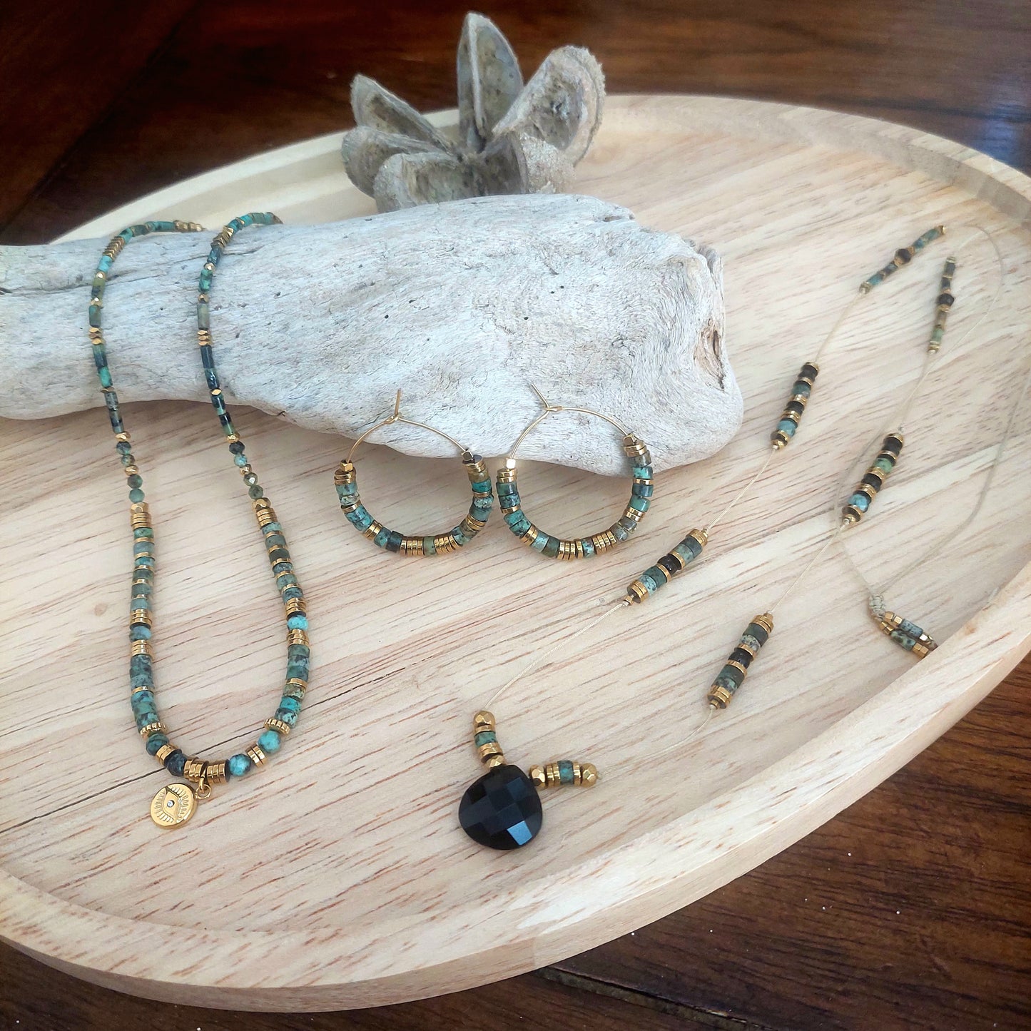 Modèle Nayeli turquoise décliné en parure avec collier, boucles d'oreilles et collier sautoir réglage en longueur-Parure de bijoux Bohèmes faits main en modèle original et unique pour femme 
