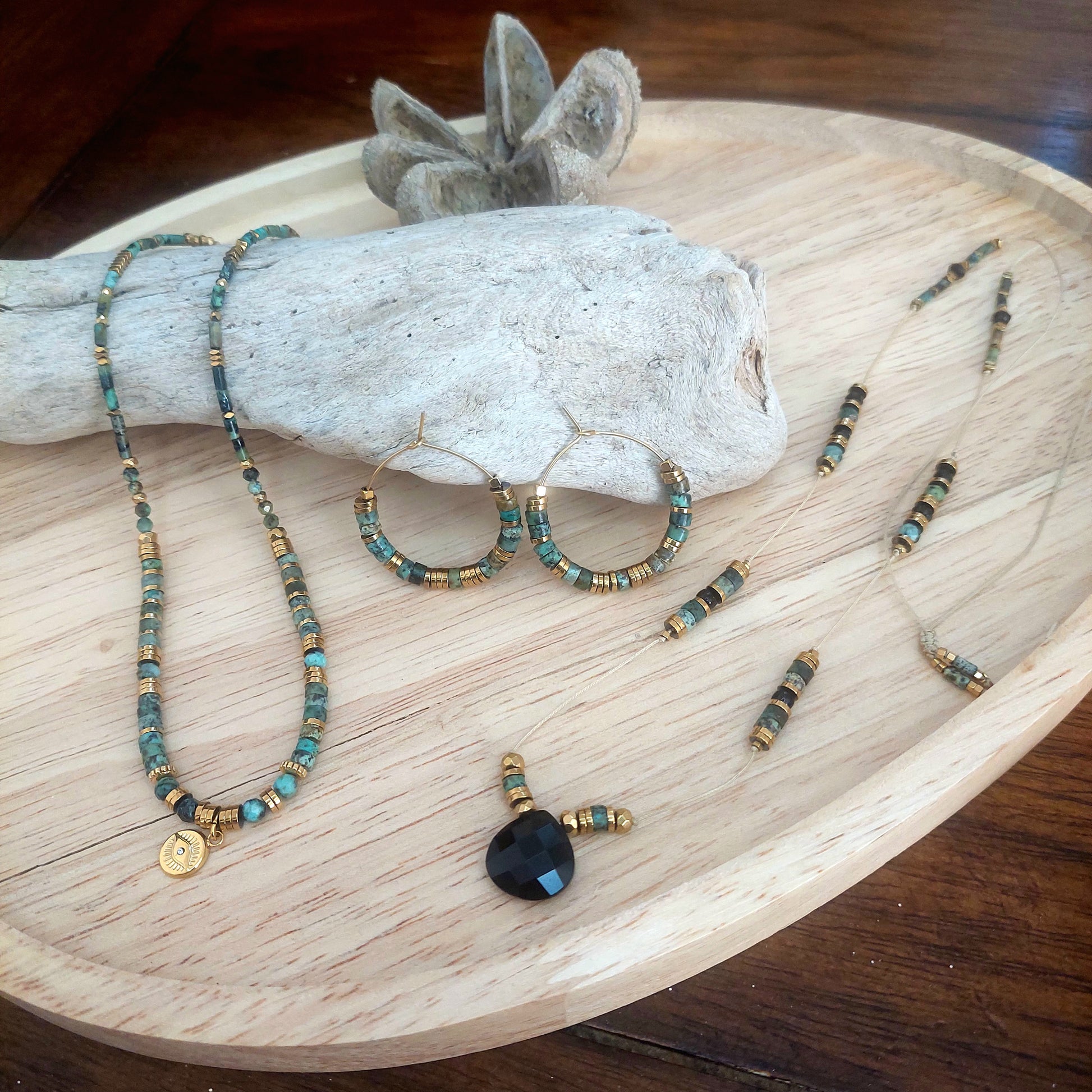 Modèle Nayeli turquoise décliné en parure avec collier, boucles d'oreilles et collier sautoir réglage en longueur-Parure de bijoux Bohèmes faits main en modèle original et unique pour femme 