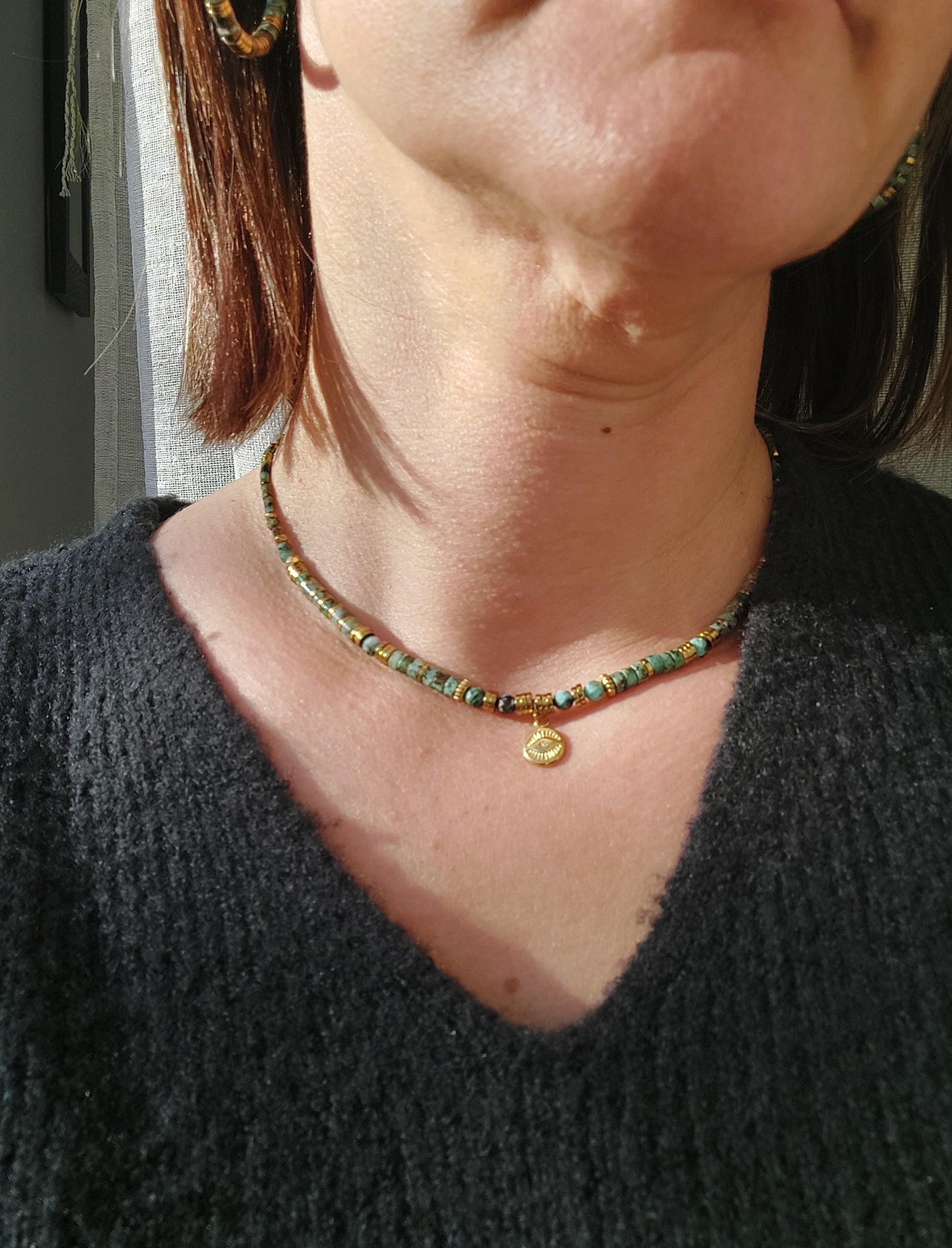 Collier heishi turquoise africaine porté, pendentif œil protecteur bohème chic