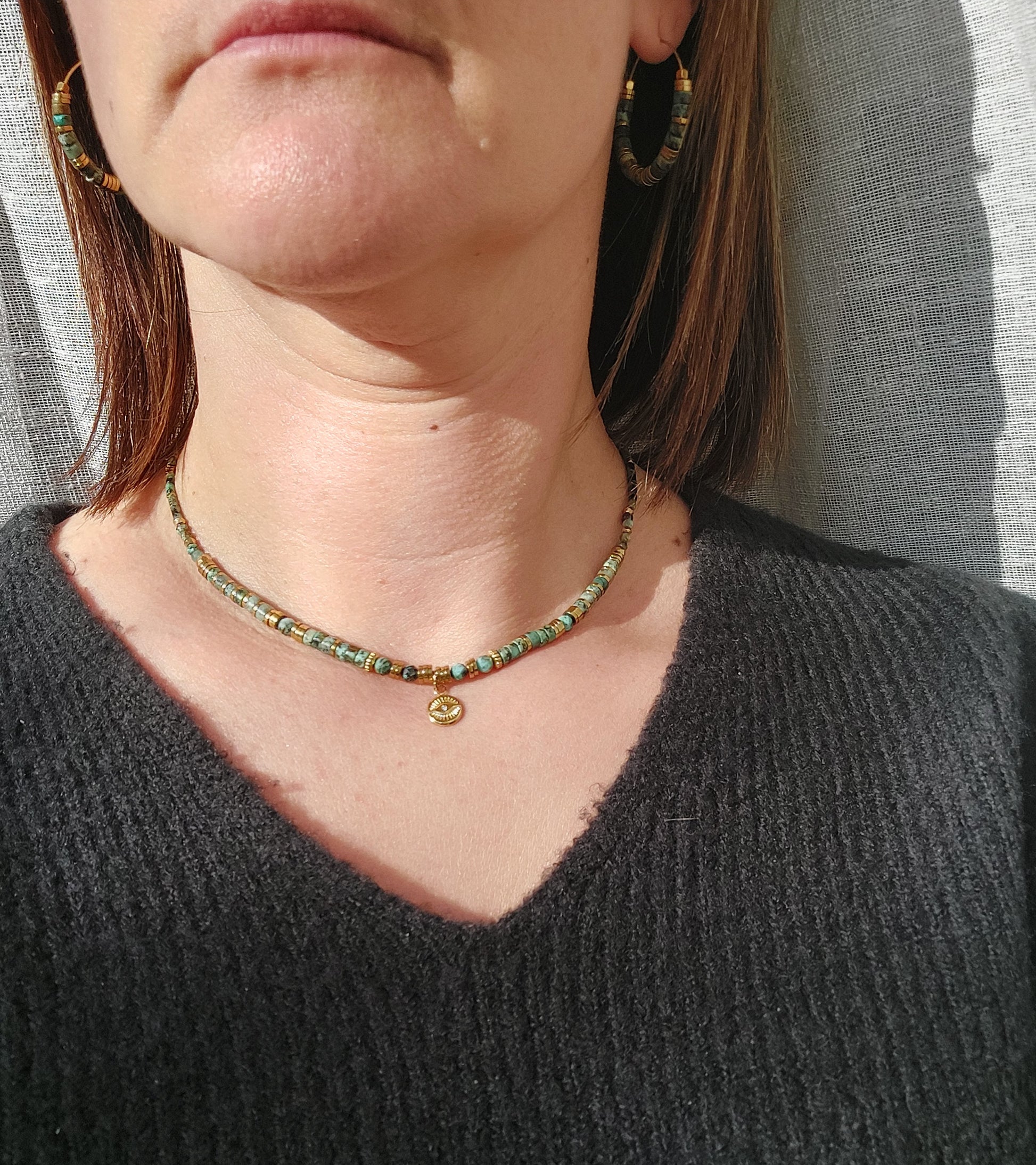 Collier en perles heishi turquoises africaines avec pendentif œil protecteur porté avec les boucles assorties – bijou fait main, modèle unique bohème
