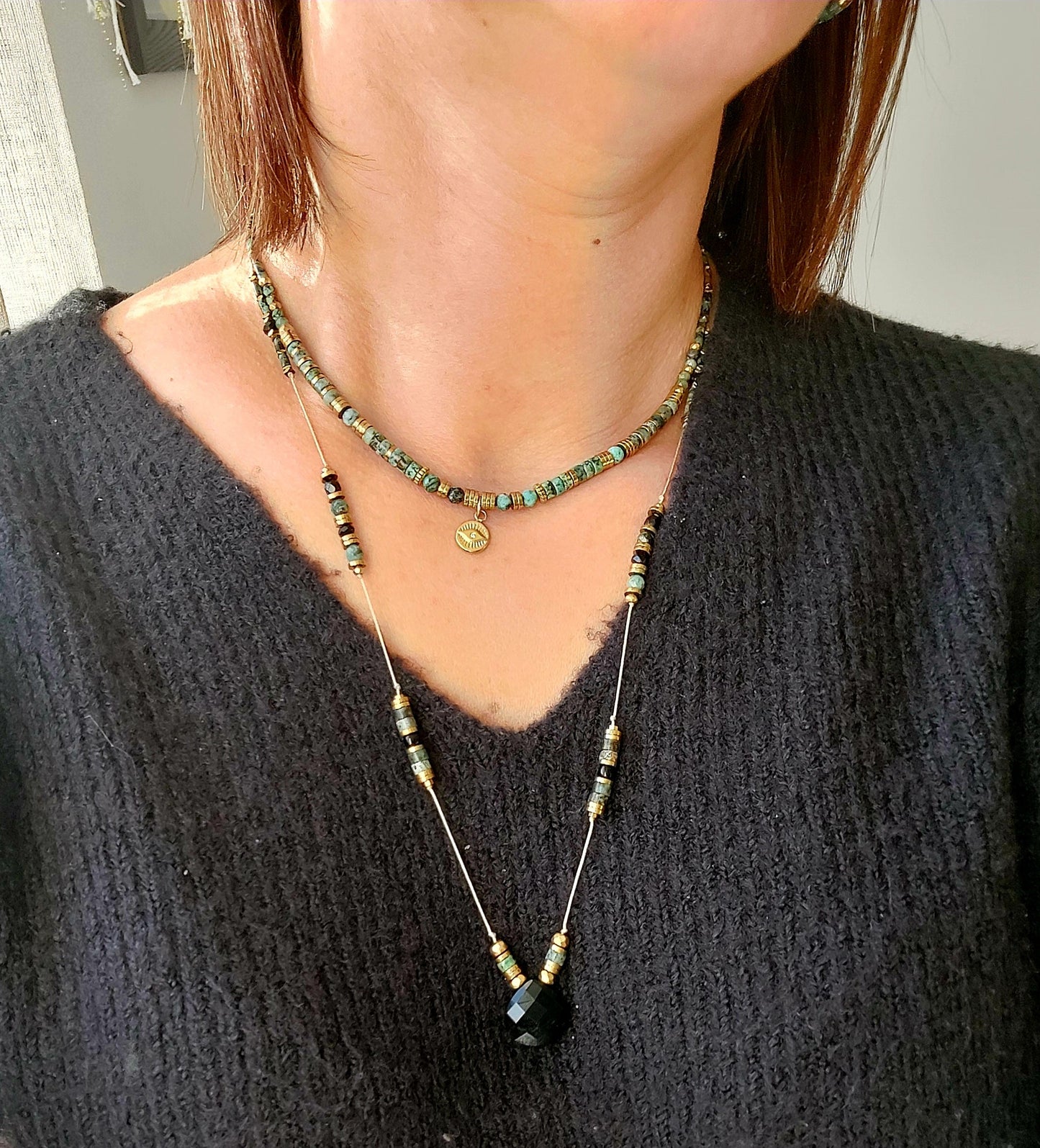 Collier bohème en turquoise africaine et œil protecteur porté en superposition avec d’autres colliers