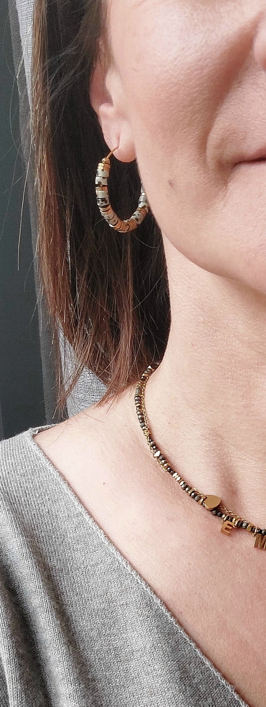 Créoles en acier inoxydable ornées de perles en jaspe dalmatien naturel, boucles d’oreilles portées par une femme 