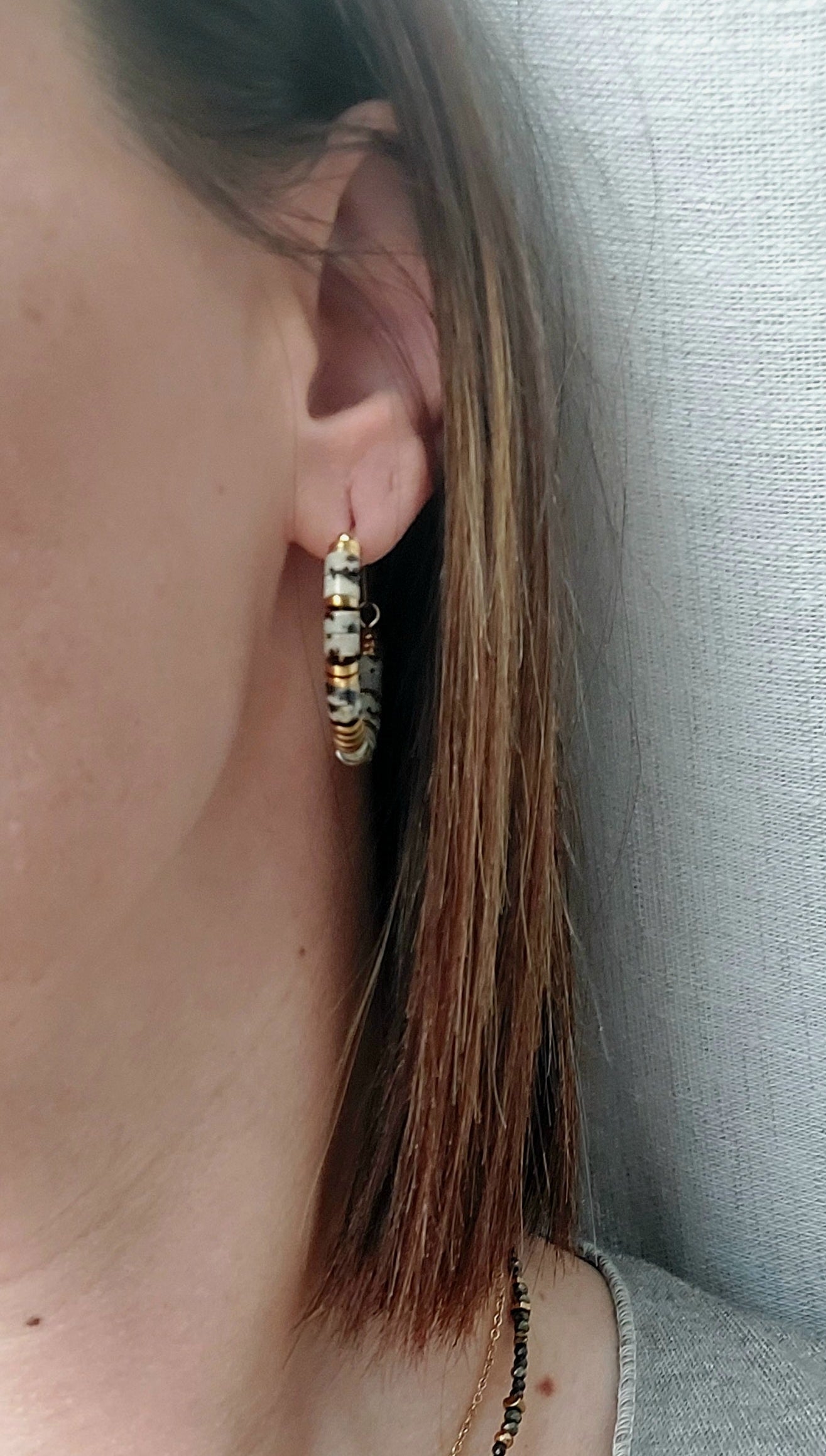 Créoles fines en acier inoxydable décorées de perles en jaspe dalmatien naturel, bijou porté à l’oreille. Style bohème chic