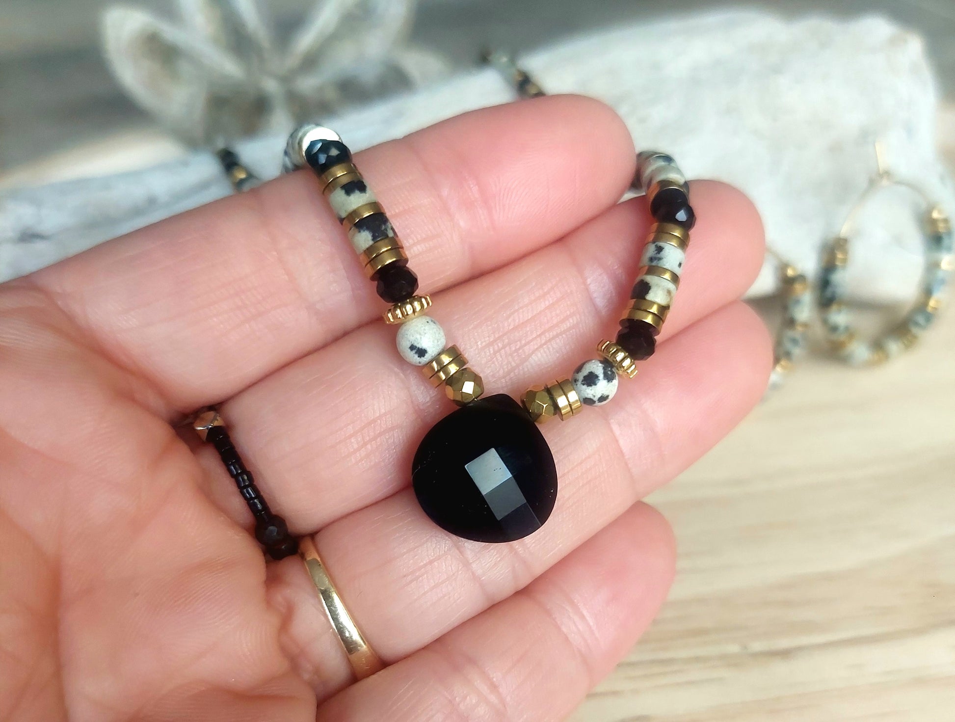 Collier jaspe dalmatien et agate noire vue du pendentif agate en gros plan