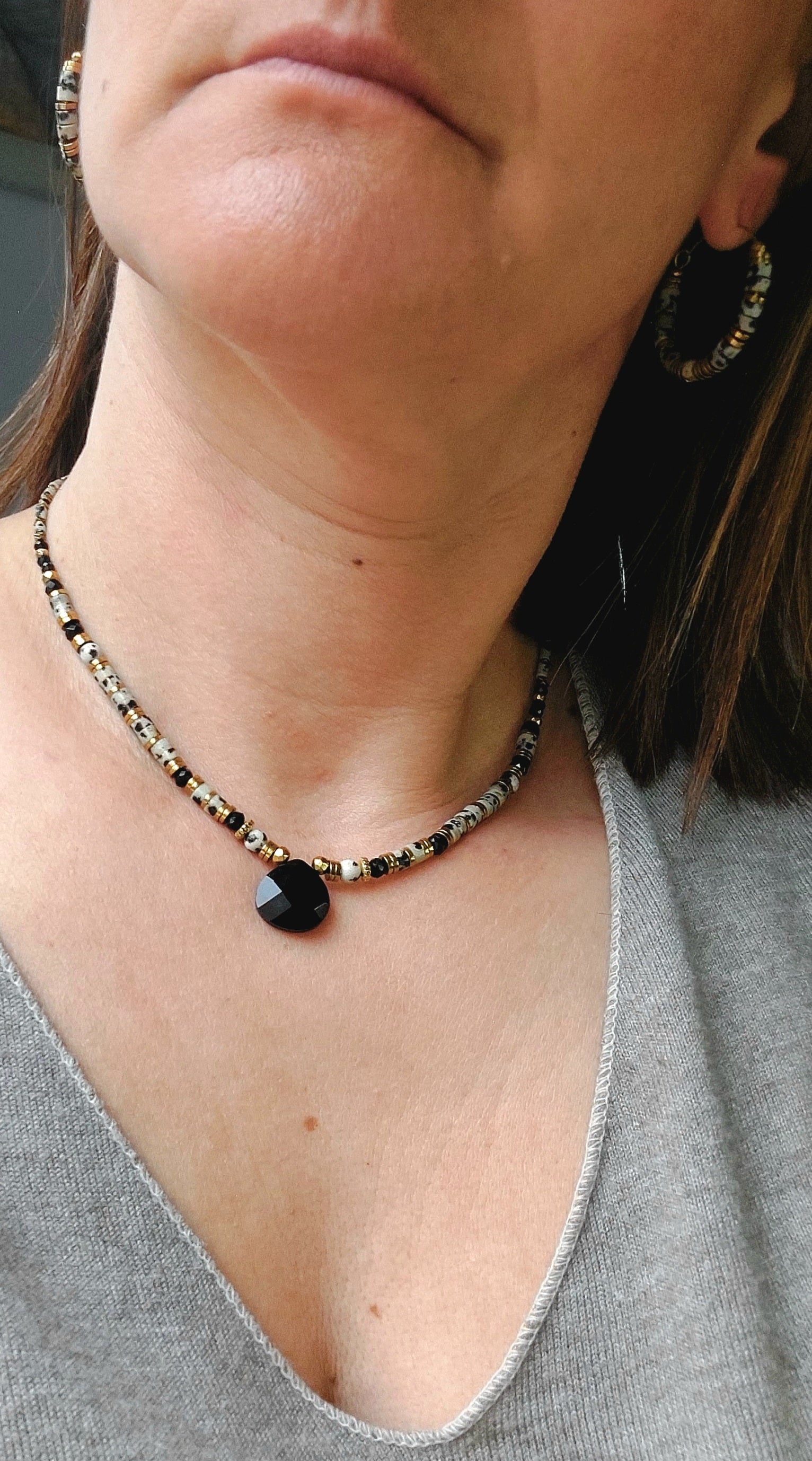 Collier en jaspe dalmatien et agate noire avec pendentif perle naturelle, bijou porté sur peau.