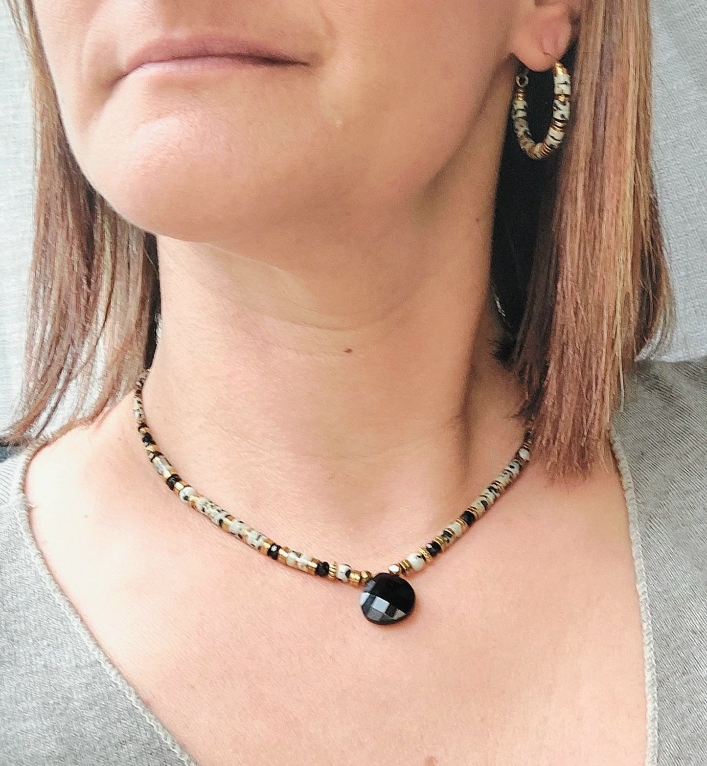 Collier en jaspe dalmatien et agate noire avec pendentif perle naturelle, bijou porté avec finition acier inoxydable.