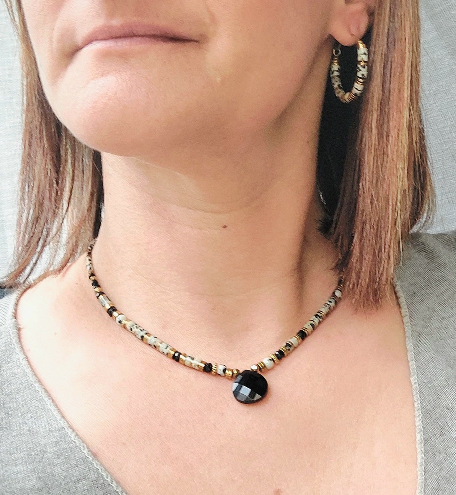 Collier en jaspe dalmatien et agate noire avec pendentif perle naturelle, bijou porté avec finition acier inoxydable.
