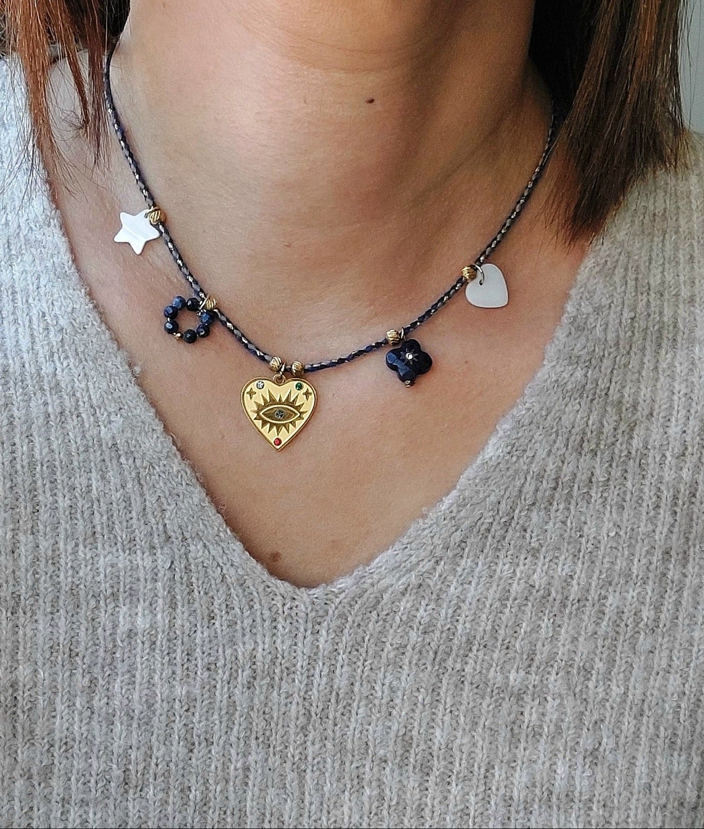 Bijou élégant cordon bleu roi avec cœur et pierres naturelles pour un look lumineux et raffiné