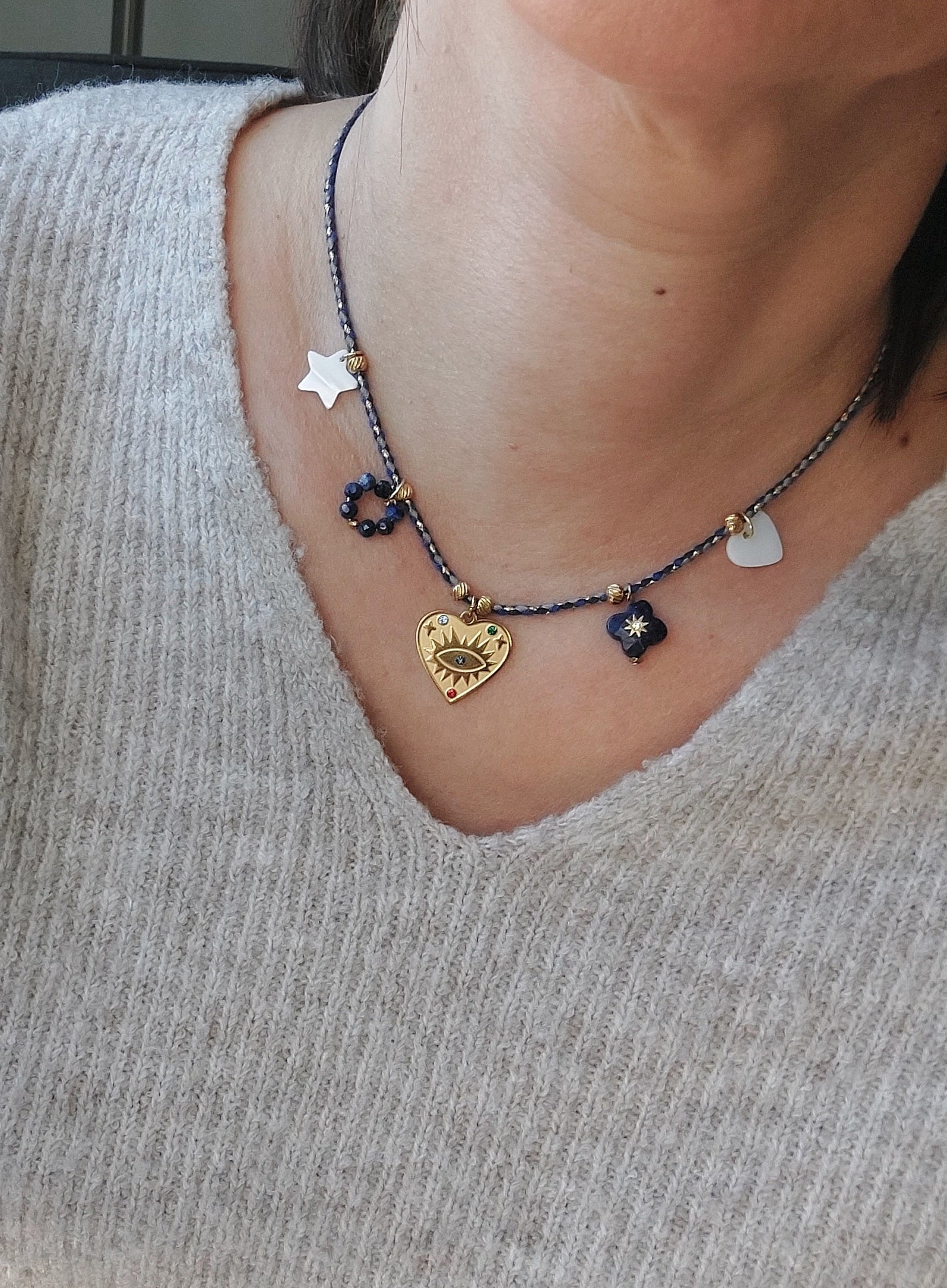Collier chic bleu roi avec pendentif cœur en acier inoxydable et pampille en nacre et lapis-lazuli porté avec style bohème