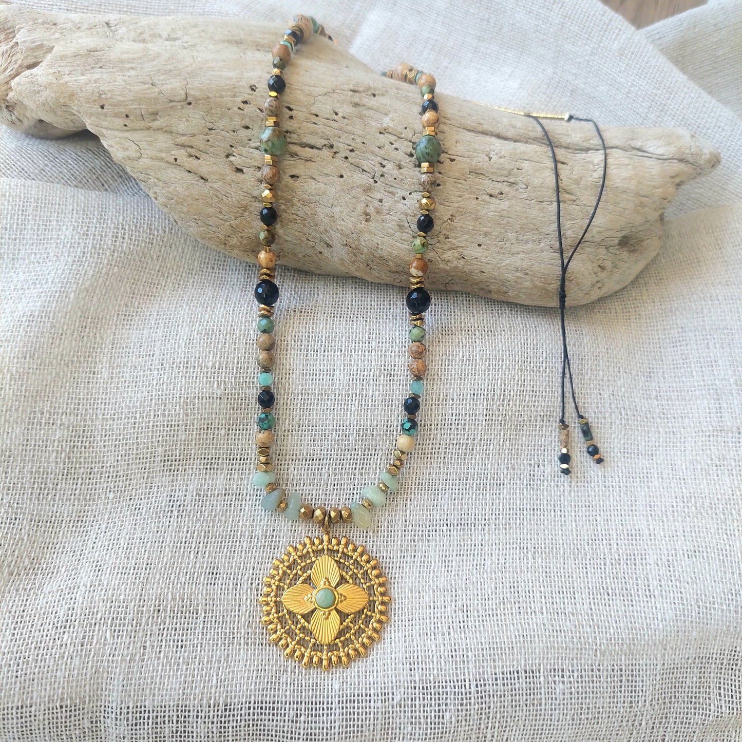 Collier long fait main bohème réglable en longueur en perles naturelles avec pendentif élégant en acier inoxydable