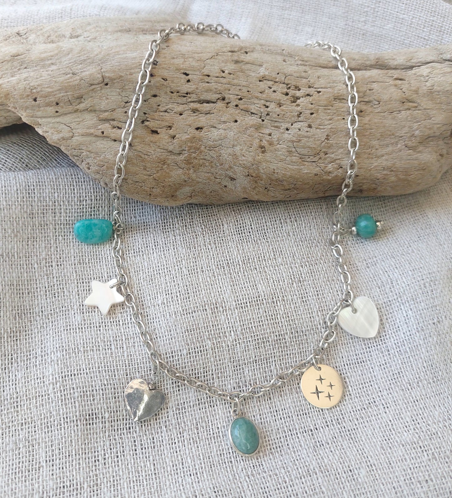 Collier chaîne en argent 925 avec pendentifs nacre naturelle et amazonite posé sur fond clair