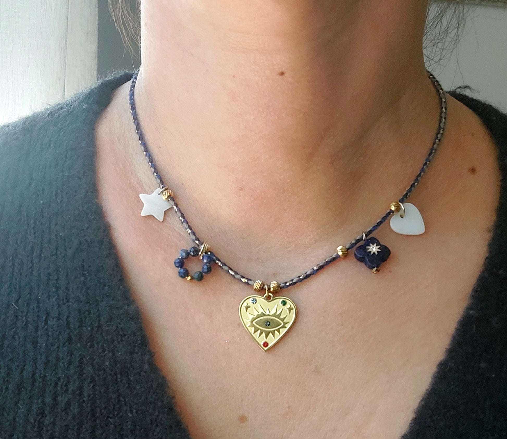 Détail du bijou : pendentif cœur et pierres naturelles nacre et lapis-lazuli
