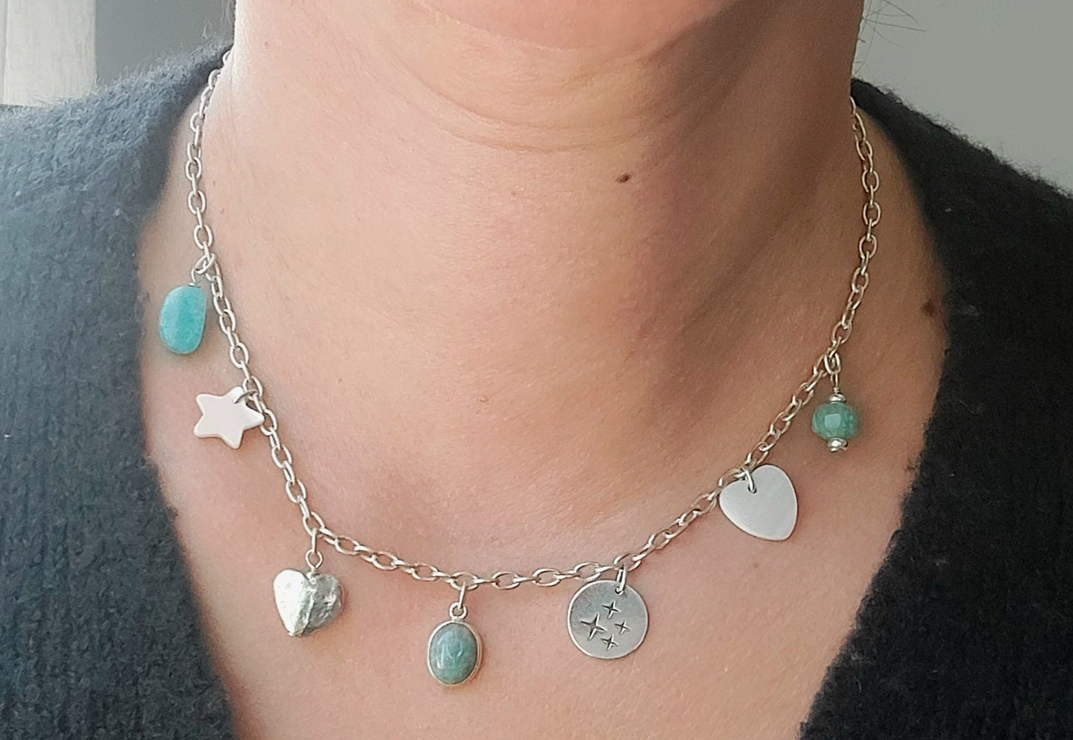 Détail porté du collier chaîne argent 925 avec pendentifs nacre et amazonite
