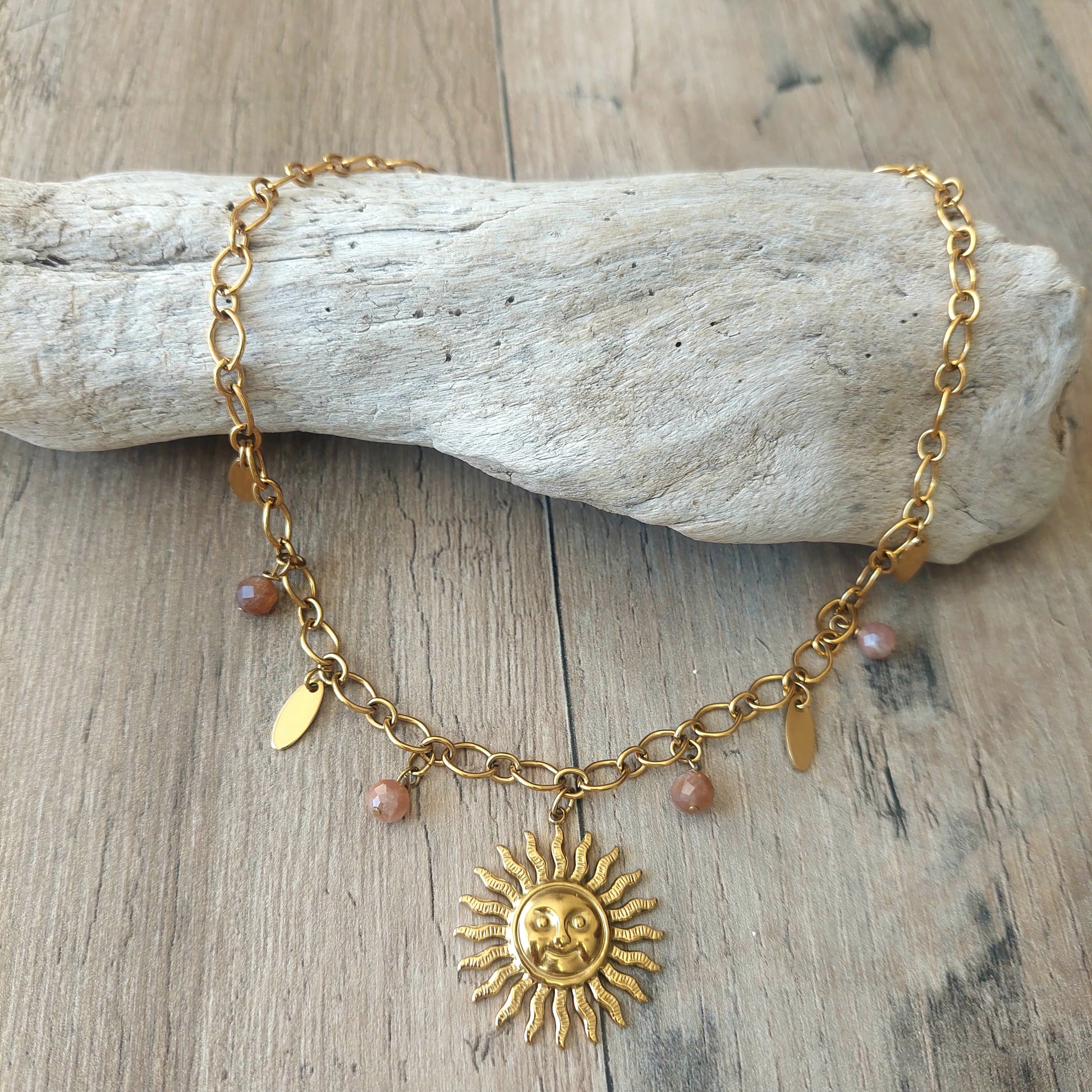 Collier bohème acier inoxydable soleil et pierres de soleil naturelles sur fond clair naturel fait main