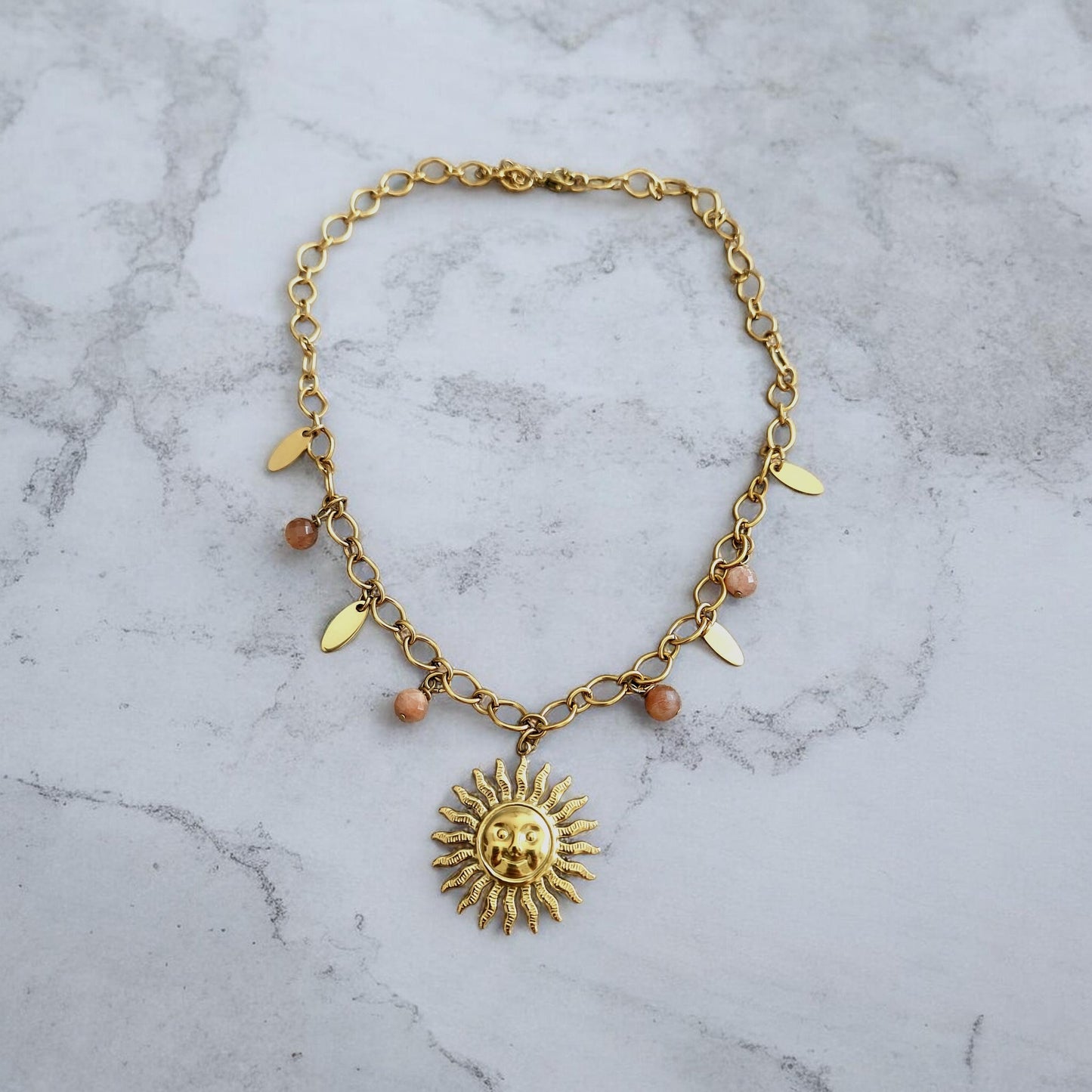 Collier bohème fait main en acier inoxydable avec pendentif soleil et pampilles en pierres de soleil naturelles, présenté sur fond clair