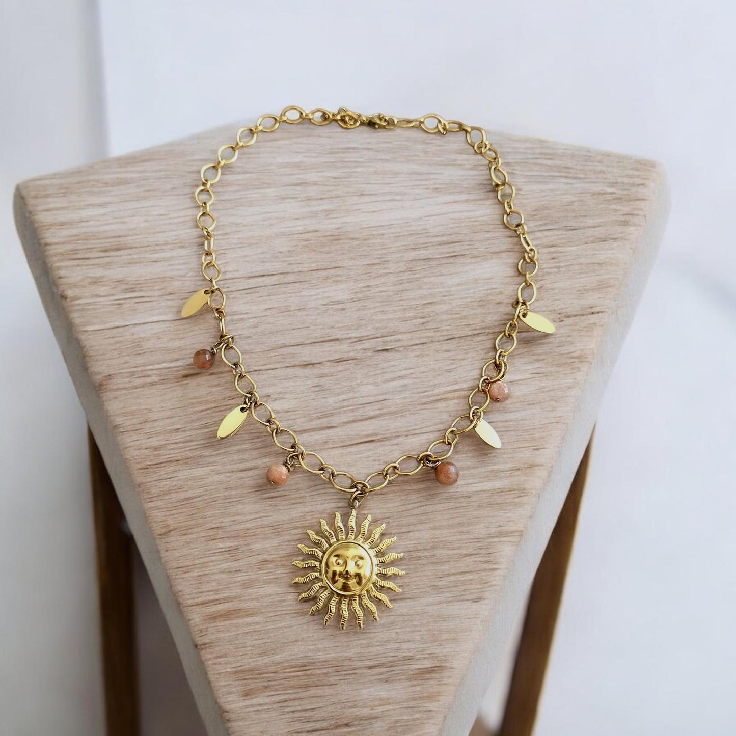 Collier bohème acier inoxydable pendentif soleil avec pampilles en pierres de soleil naturelles, bijou artisanal sur présentoir