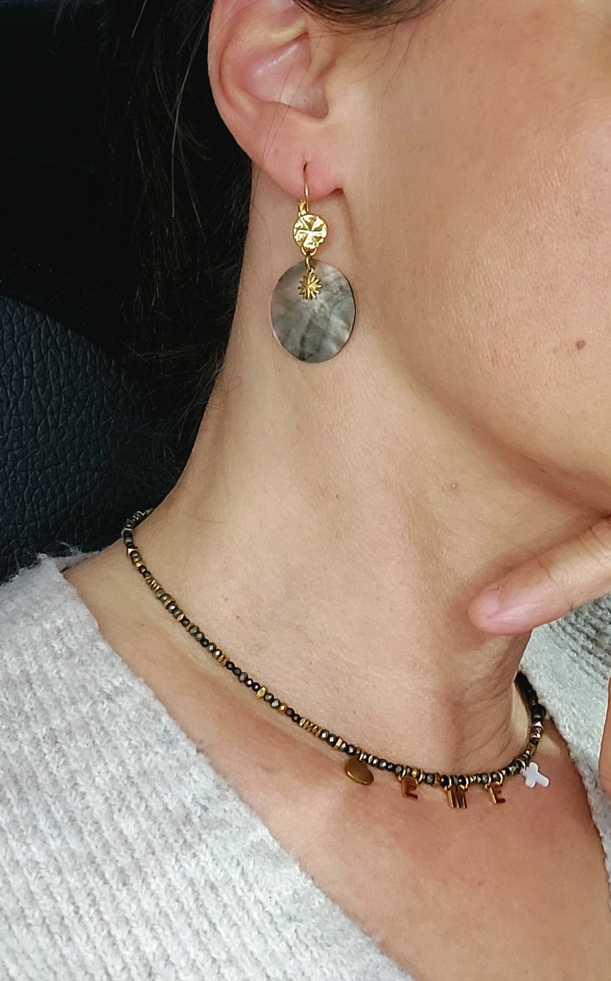 Boucles d’oreilles nacre et soleil en acier inoxydable portées, style élégant