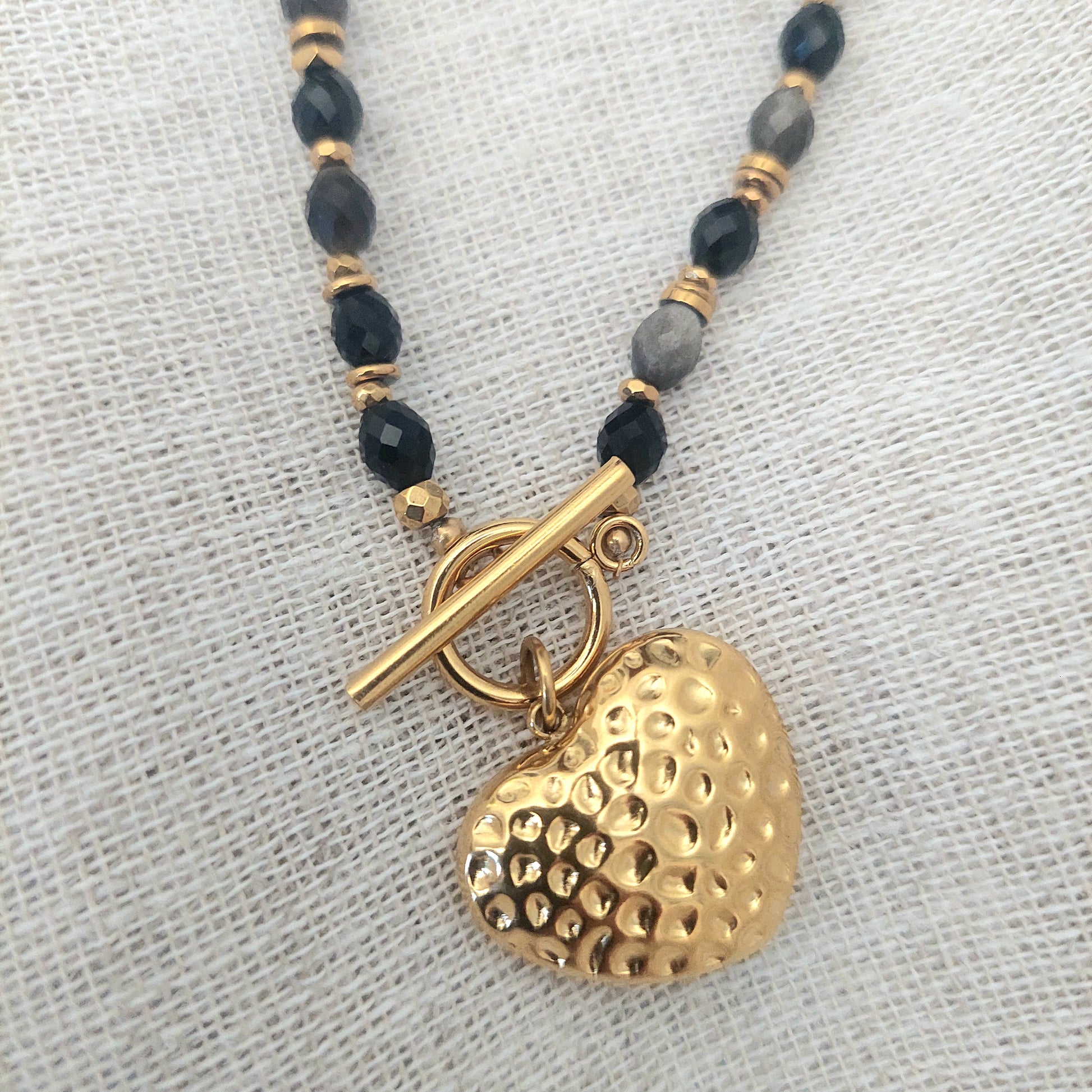 Détail collier bohème obsidienne noire – bijou artisanal fait main en France