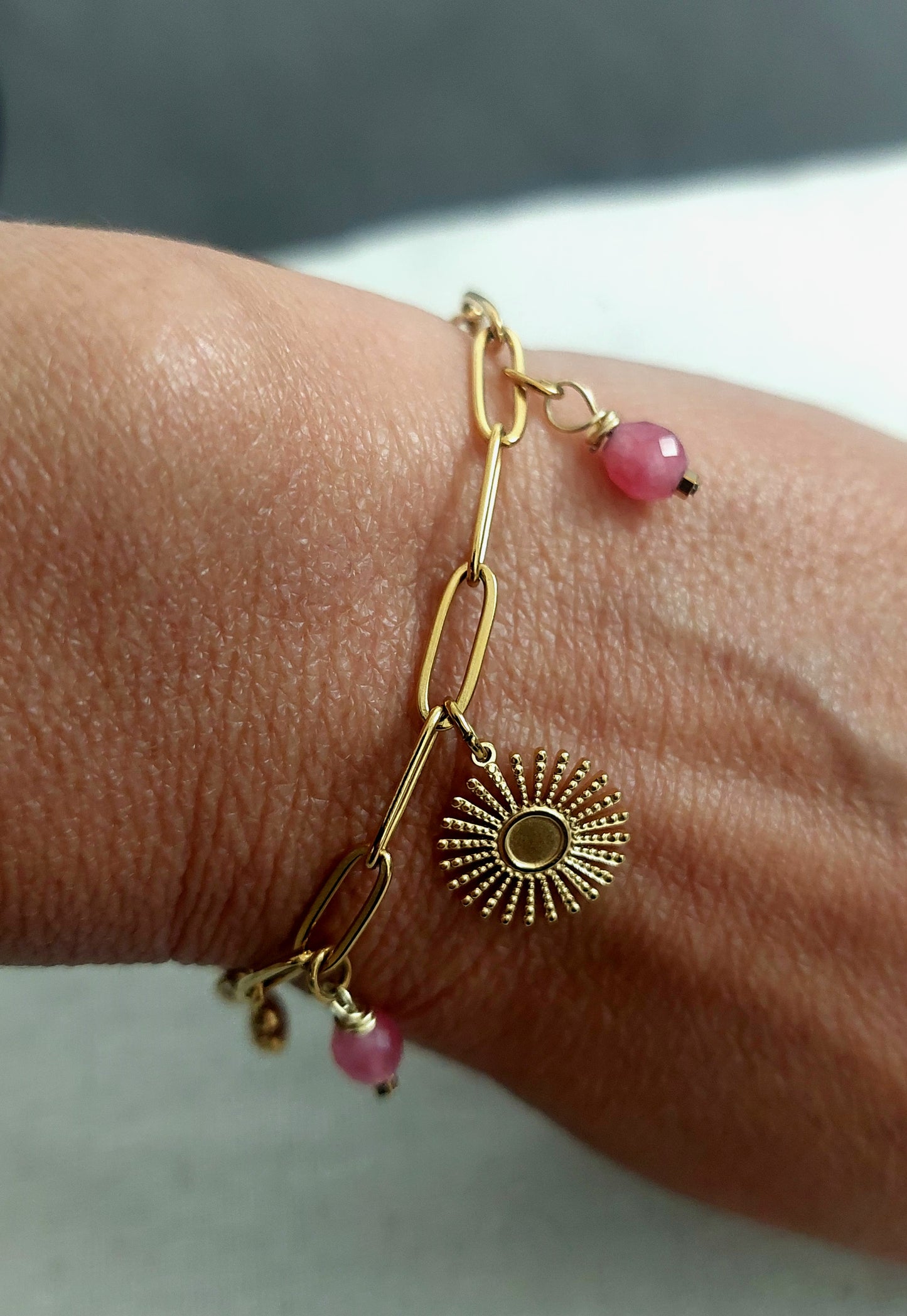 Bracelet bohème tendance porté, bijou fait main en quartz rose fraise et acier inoxydable