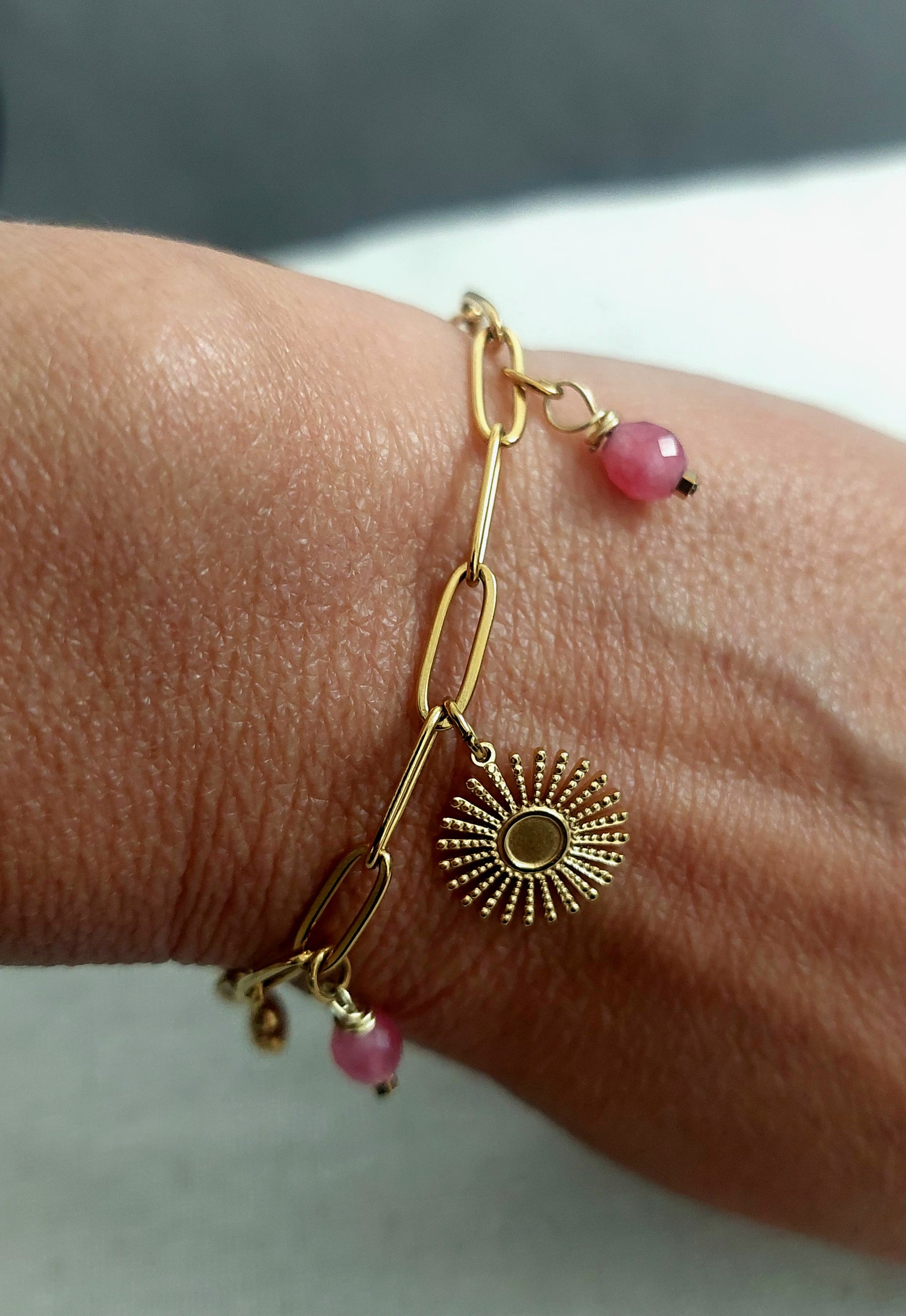 Bracelet bohème tendance porté, bijou fait main en quartz rose fraise et acier inoxydable