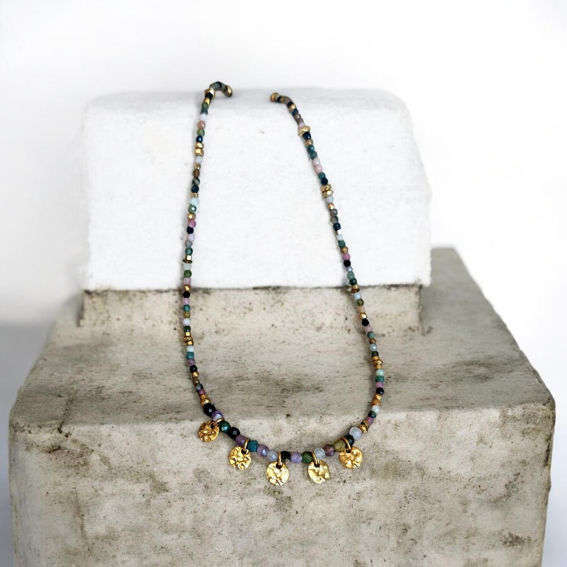 bijou bohème femme collier en pierres naturelles tourmalines multicolores et acier inoxydable 