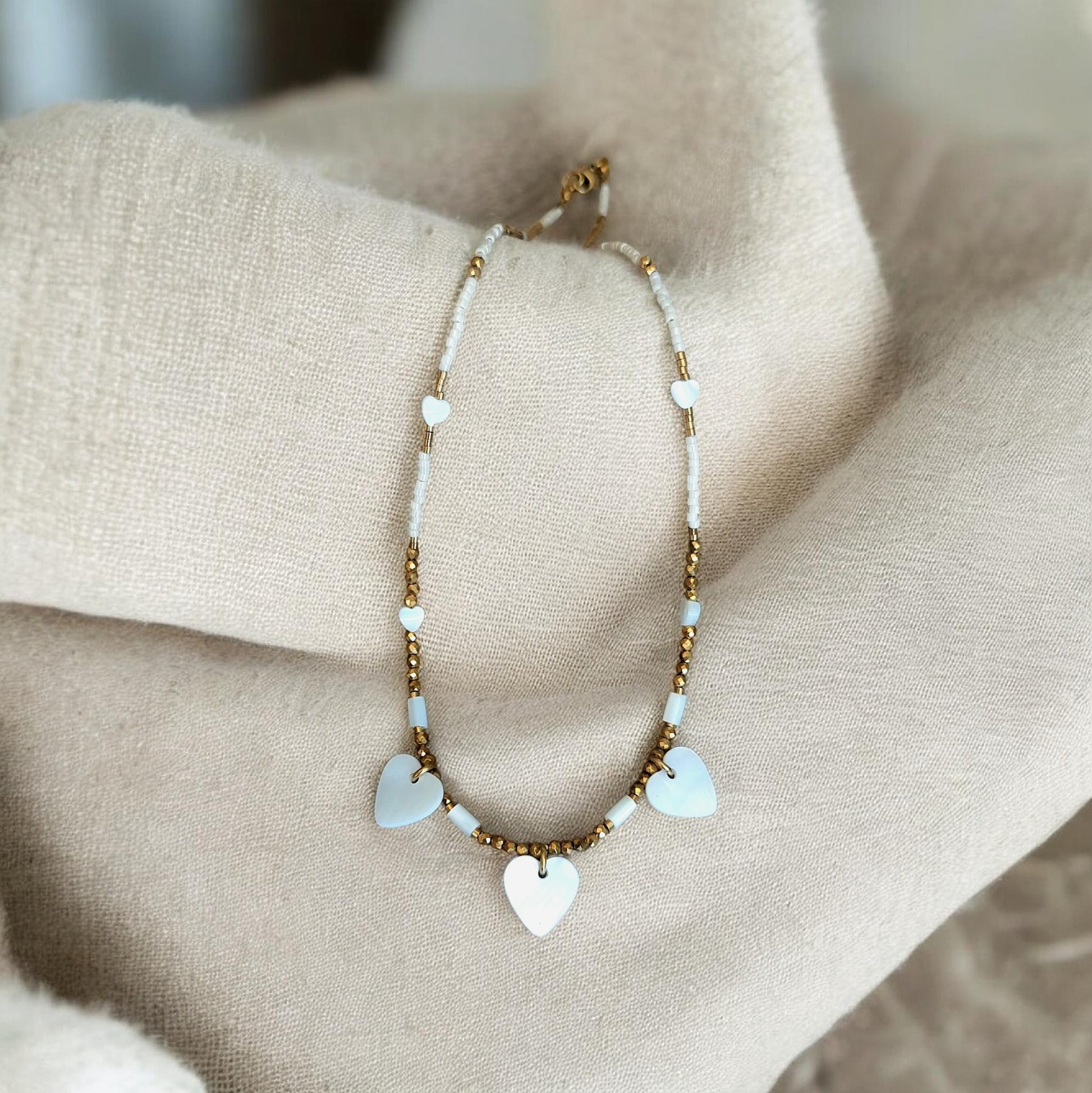 Bijou bohème femme sur fond clair nacre et acier inoxydable 