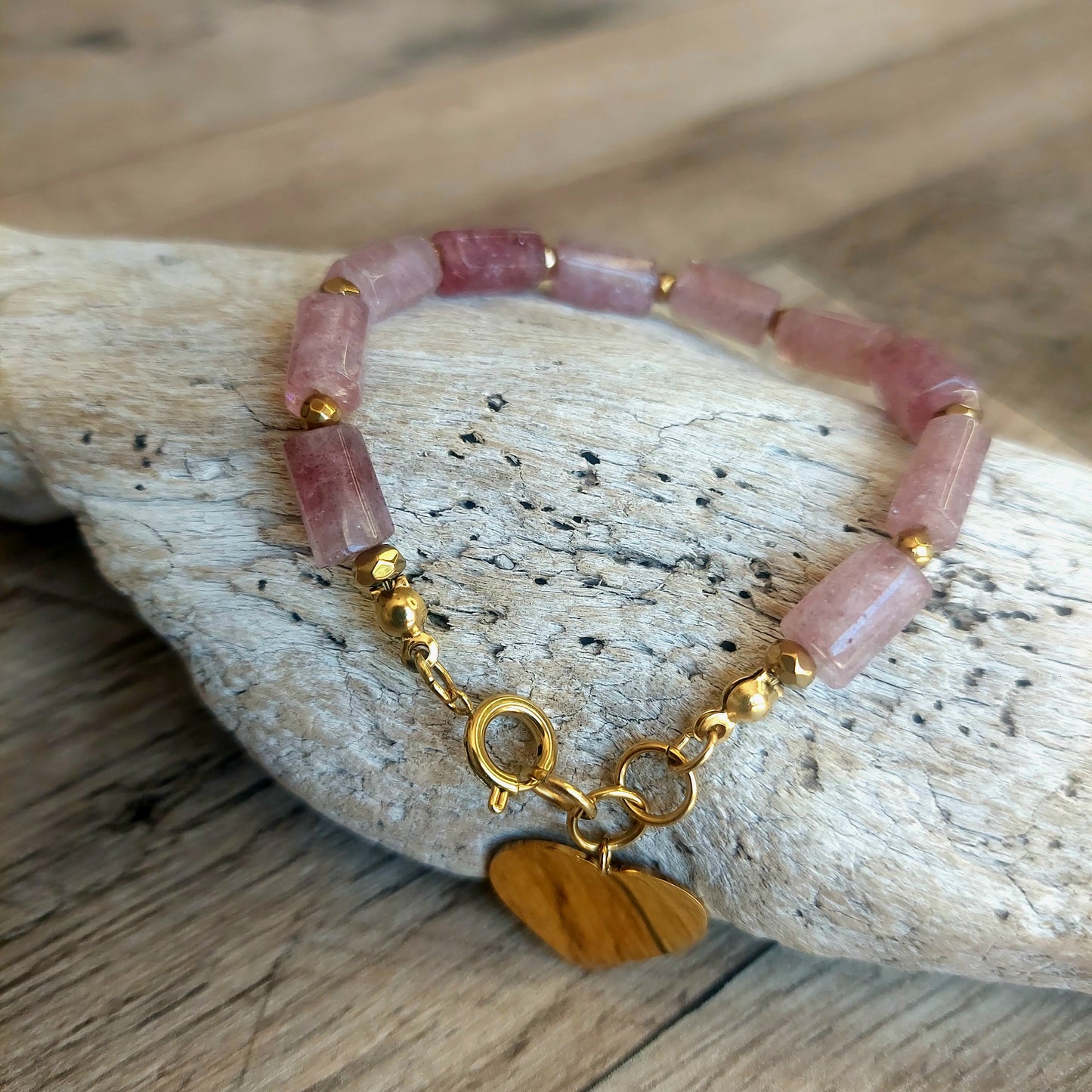 Bracelet tendance en quartz fraise et hématites dorées finitions et pendentif acier inoxydable style bohème élégant