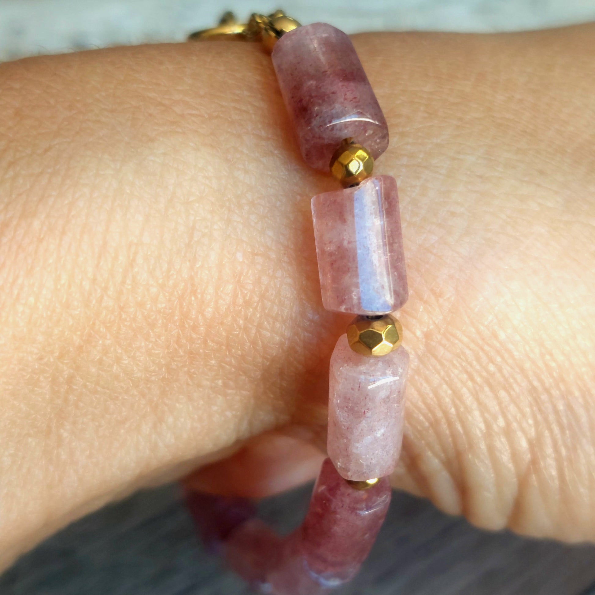 Gros plan sur un bracelet bohème chic en pierres naturelles roses, pour femme celisamm creations