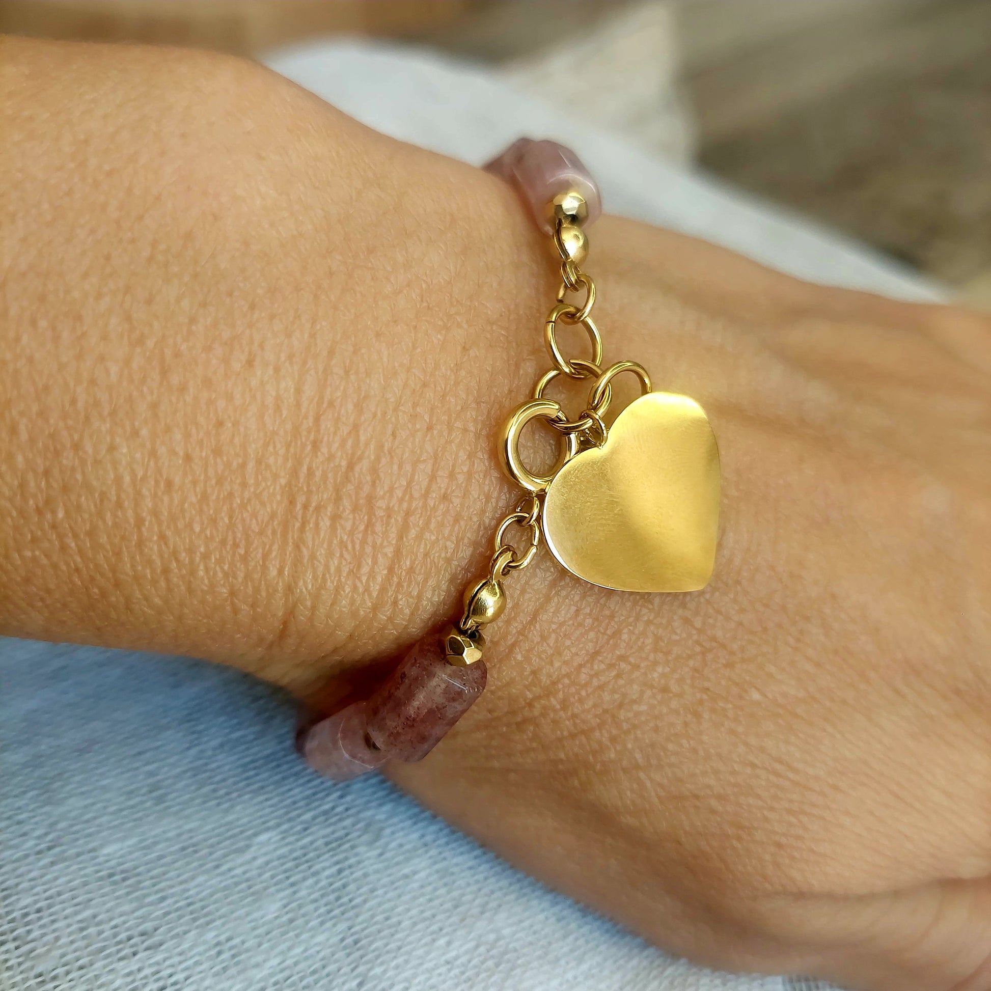 Bracelet bohème femme en quartz fraise et acier inoxydable porté au poignet modèle unique celisamm creations