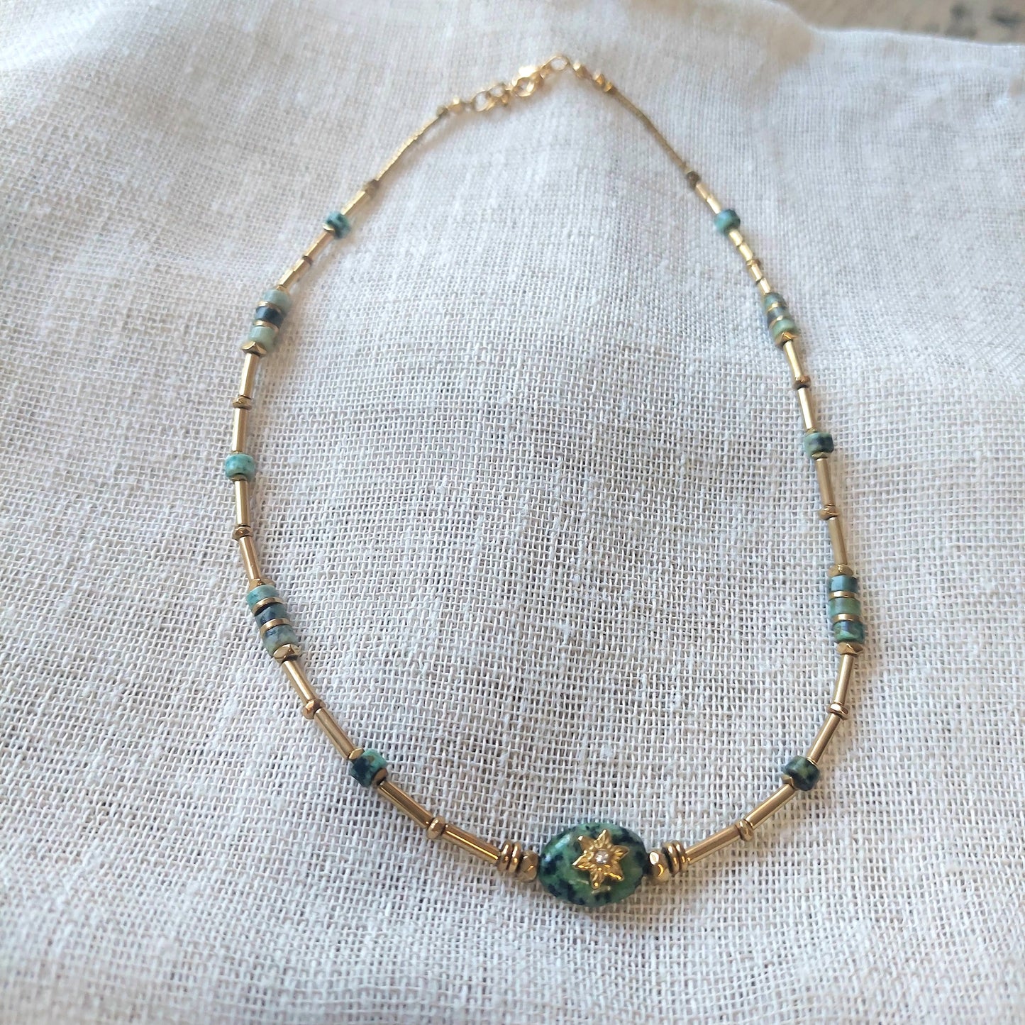 Collier bohème en hématites gold pierres naturelles de turquoise africaine fait main pour femme