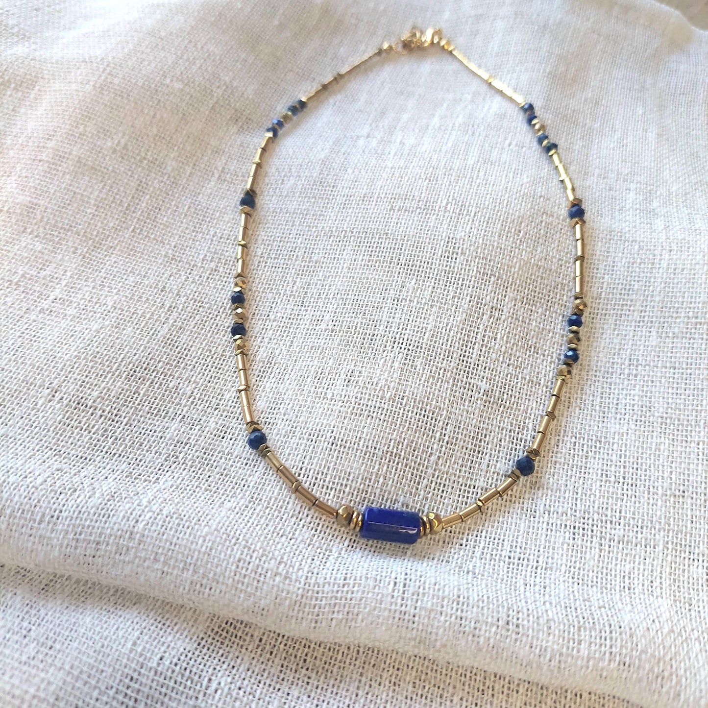 Collier bohème en hématites gold et lapis-lazuli  naturel fait main pour femme