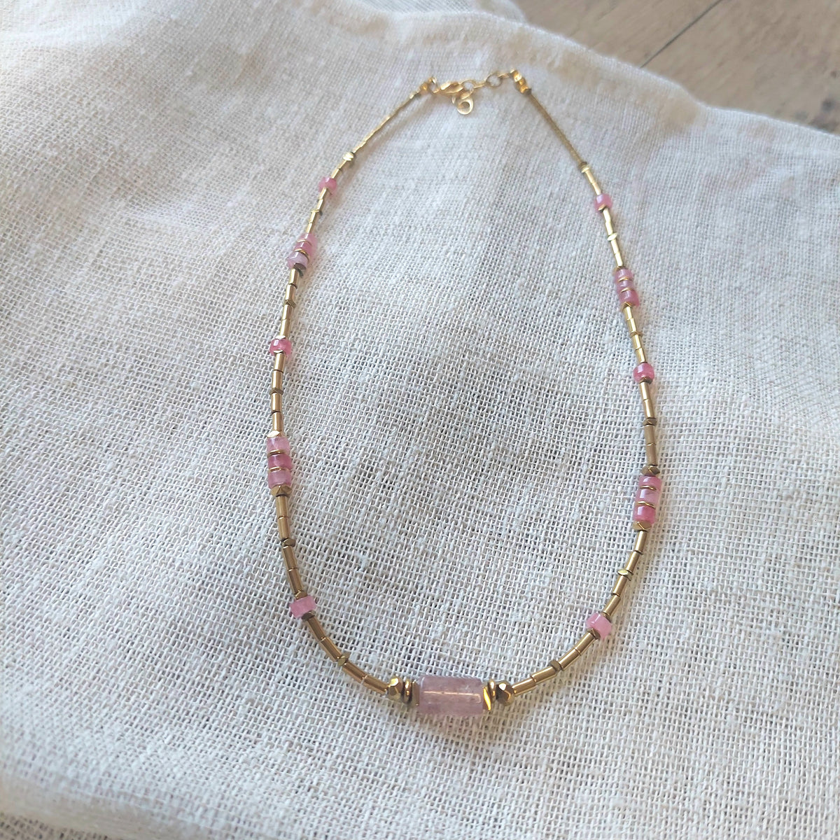 Collier bohème en hématites gold, pierres naturelles et acier fait main pour femme quartz fraise