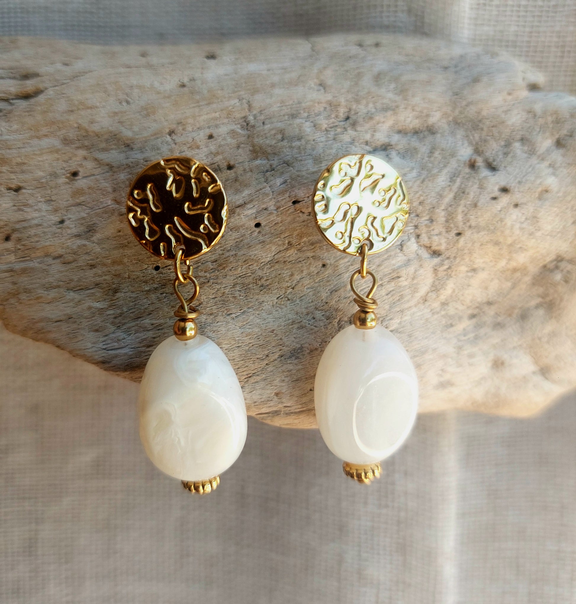 gros plan boucles clous martelés acier et perles acryliques ivoires pour femme faites main celisamm creations