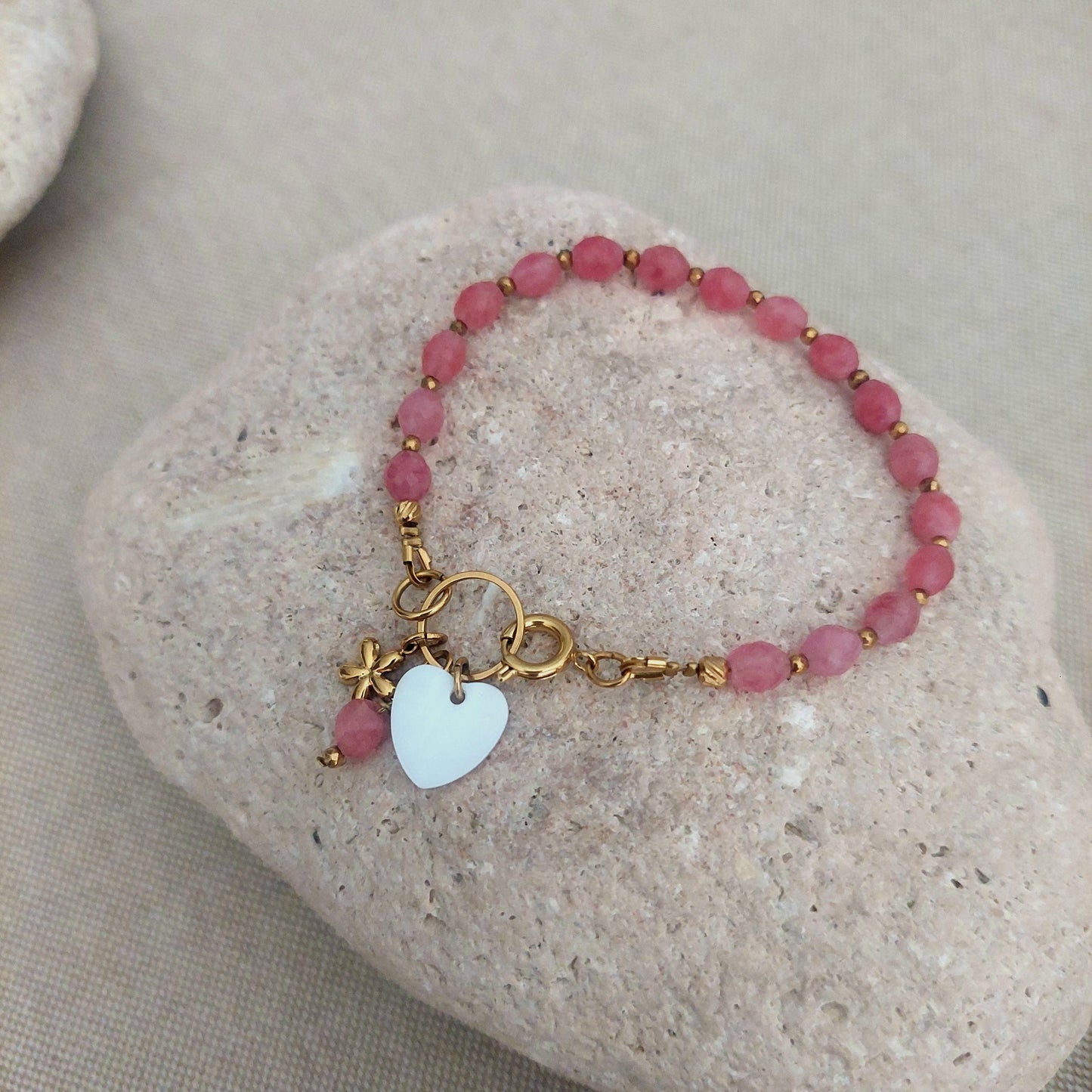 Bracelet bohème chic aux nuances roses délicates du quartz fraise naturel avec pampilles nacre naturelle quartz et pendentif acier inoxydable 