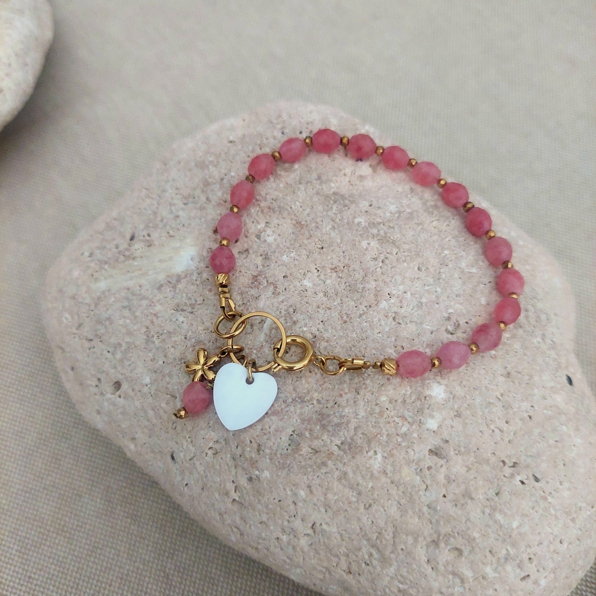 Bracelet bohème chic aux nuances roses délicates du quartz fraise naturel avec pampilles nacre naturelle quartz et pendentif acier inoxydable 