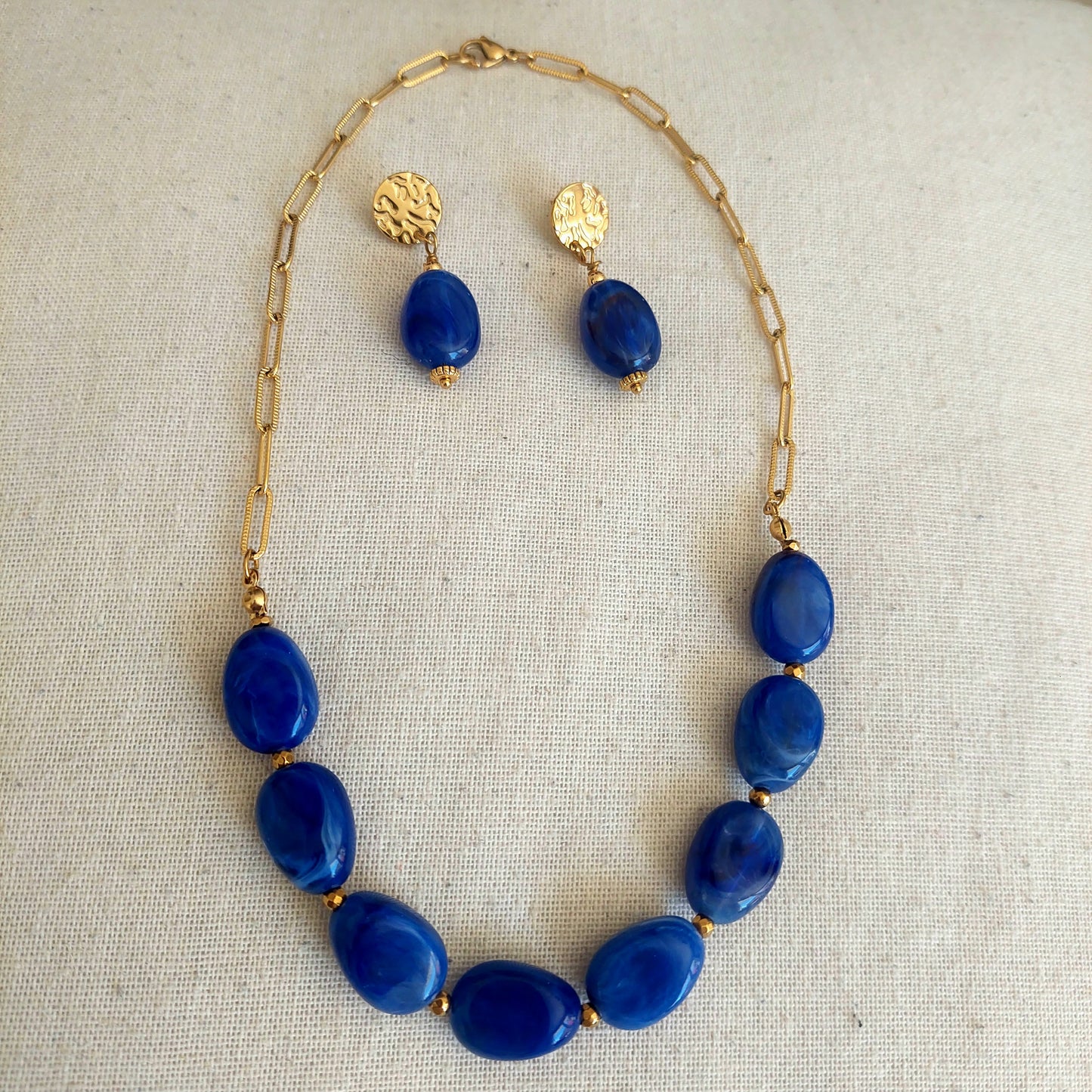 Gros plan collier loly bijou d'été bohème perles résines et acier  doré