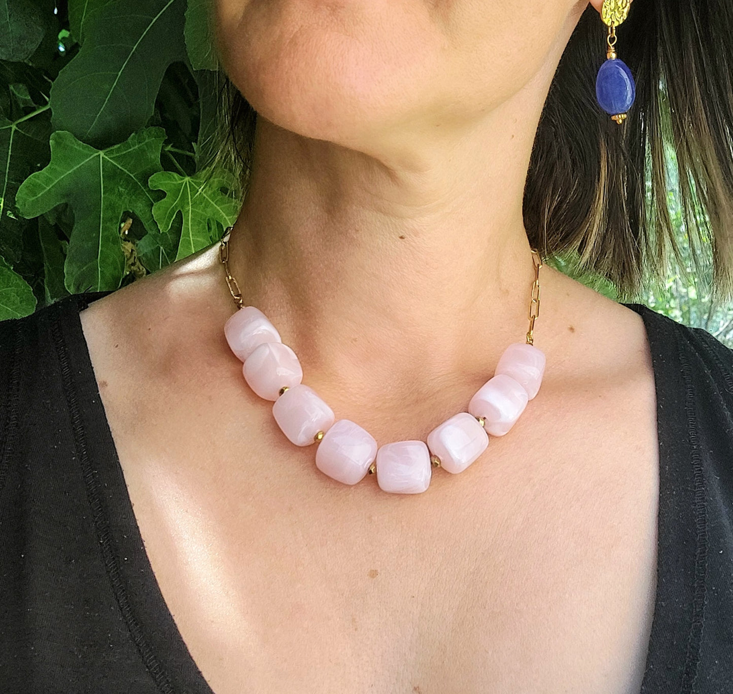 collier maille rectangle et perles cubes acryliques bijou bohème élégant pour l'été fait main