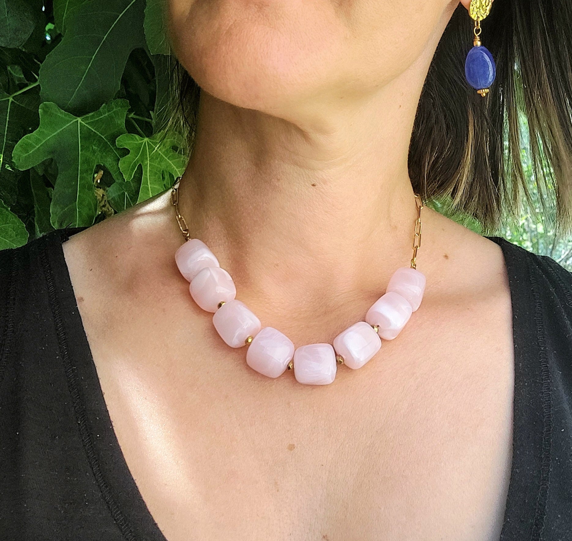 collier maille rectangle et perles cubes acryliques bijou bohème élégant pour l'été fait main