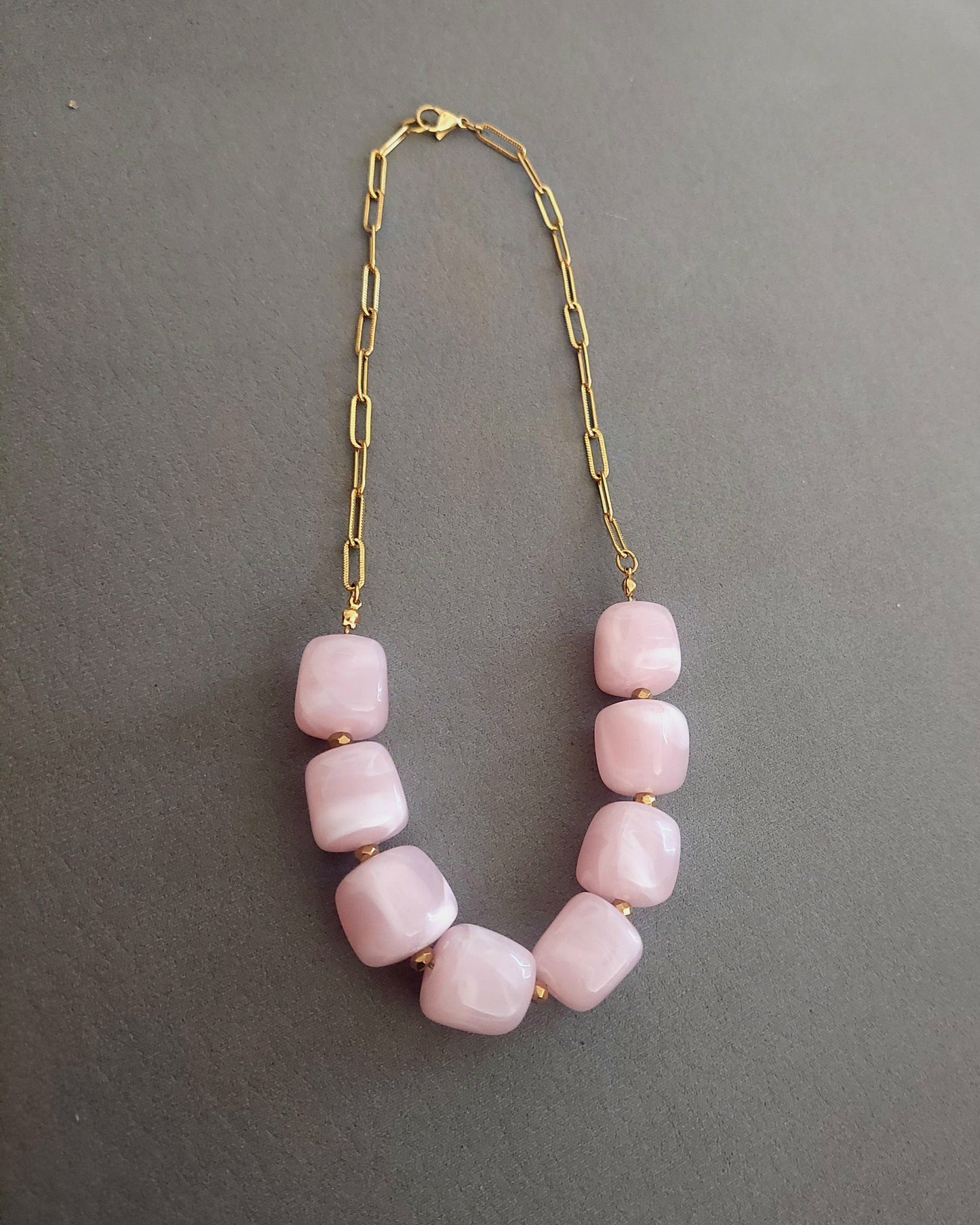 gros plan bijou tendance collier bohème perle cube et chaine acier doré